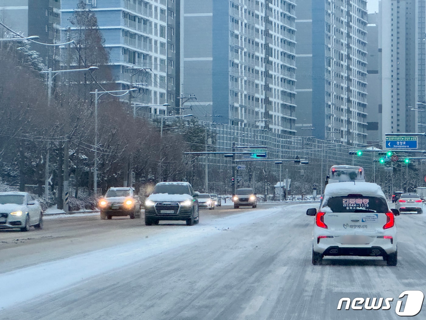 최대 13.5㎝의 눈이 내린 23일 오전 광주 북구 임동의 한 도로에서 빙판길에 차량들이 서행하고 있다. 2024.1.23/뉴스1 ⓒ News1 이승현 기자