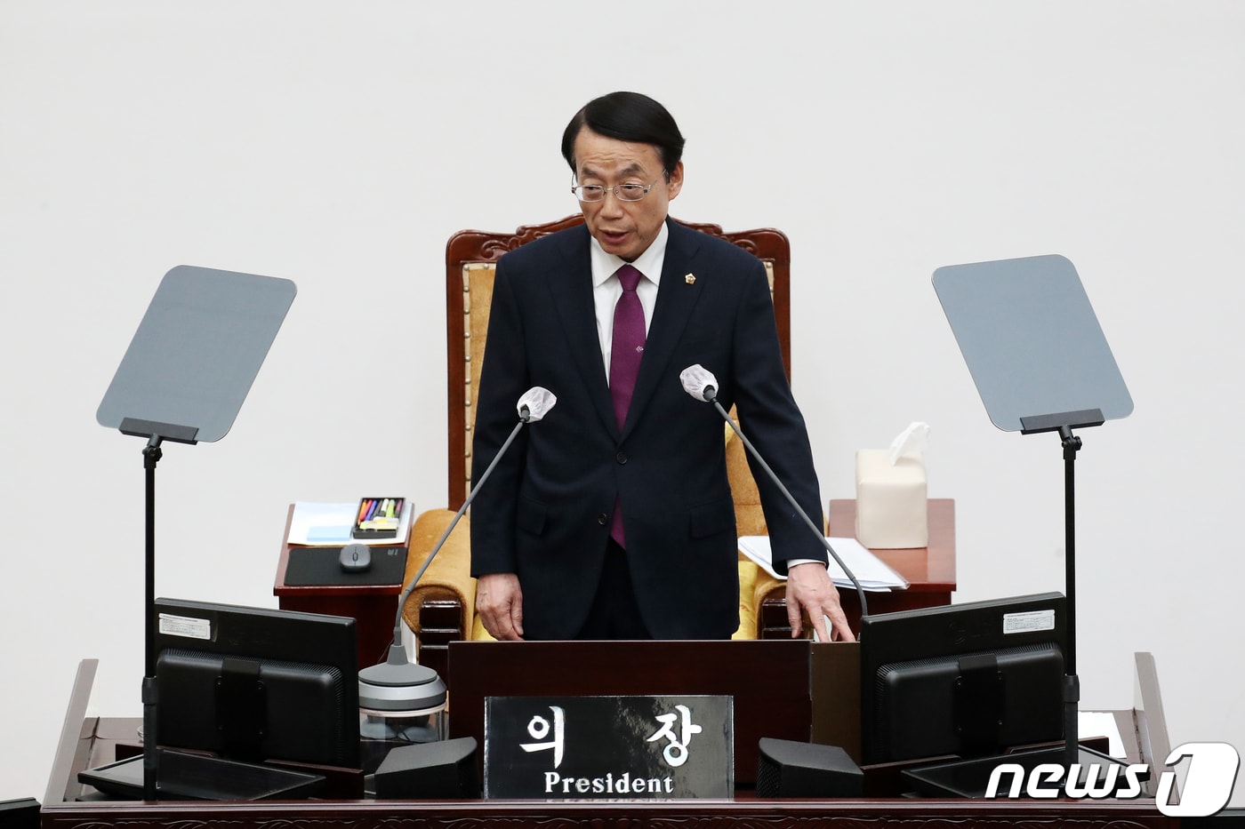 5.18 민주화운동 폄훼 논란을 빚은 허식 인천시의회 의장이 23일 오전 인천시 남동구 인천시의회에서 열린 제292회 임시회 1차 본회의를 주재하고 있다. 인천시의회는 이날 본회의를 통해 허식 인천시의회 의장의 불신임 안건을 처리할 예정이다. 2024.1.23/뉴스1 ⓒ News1 이승배 기자