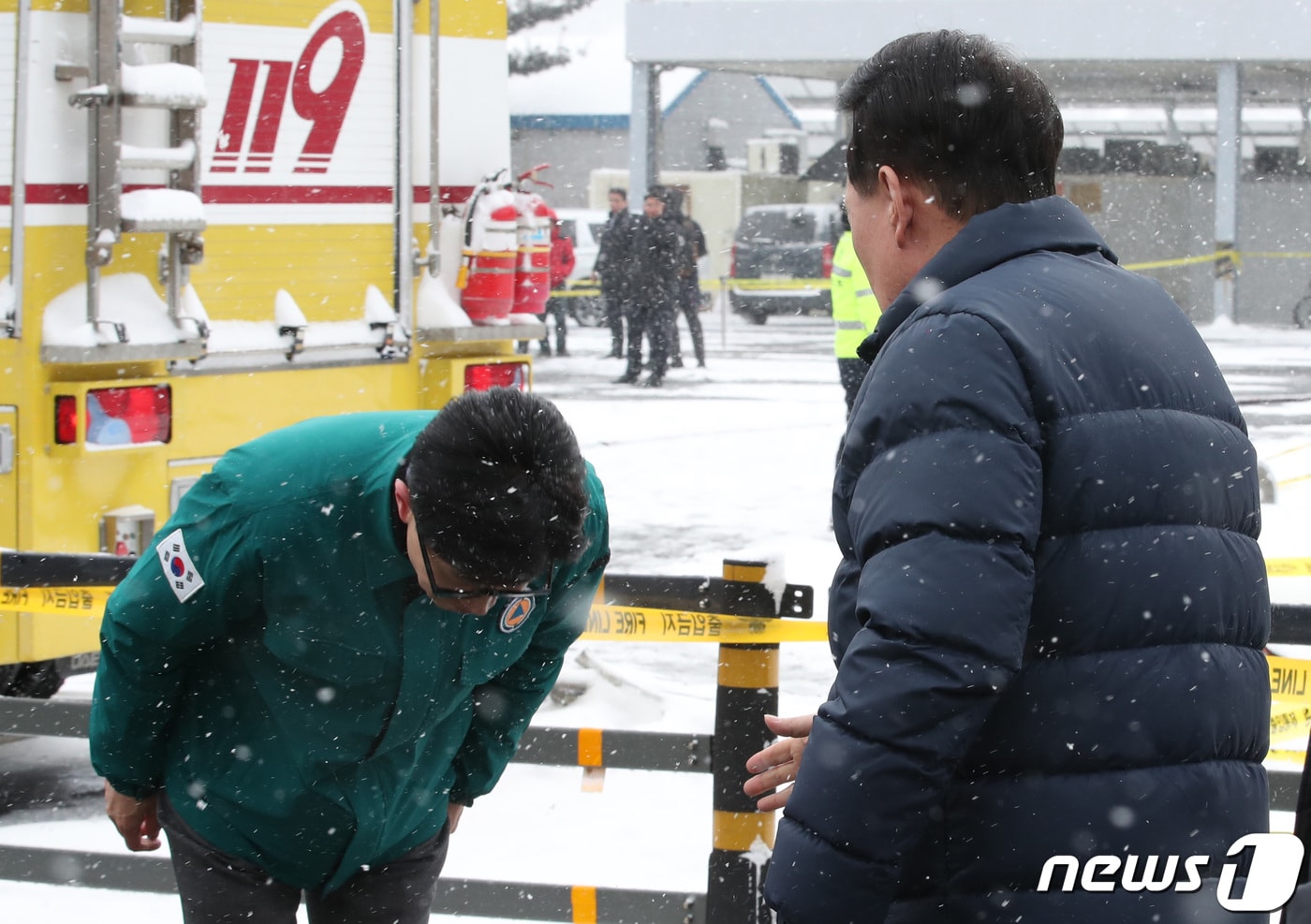 한동훈 국민의힘 비상대책위원장이 2024년 1월 23일 화재가 발생한 충남 서천 특화시장에서 현장을 방문한 윤석열 대통령에게 인사하고 있다. 2024.1.23/뉴스1 ⓒ News1 김기태 기자