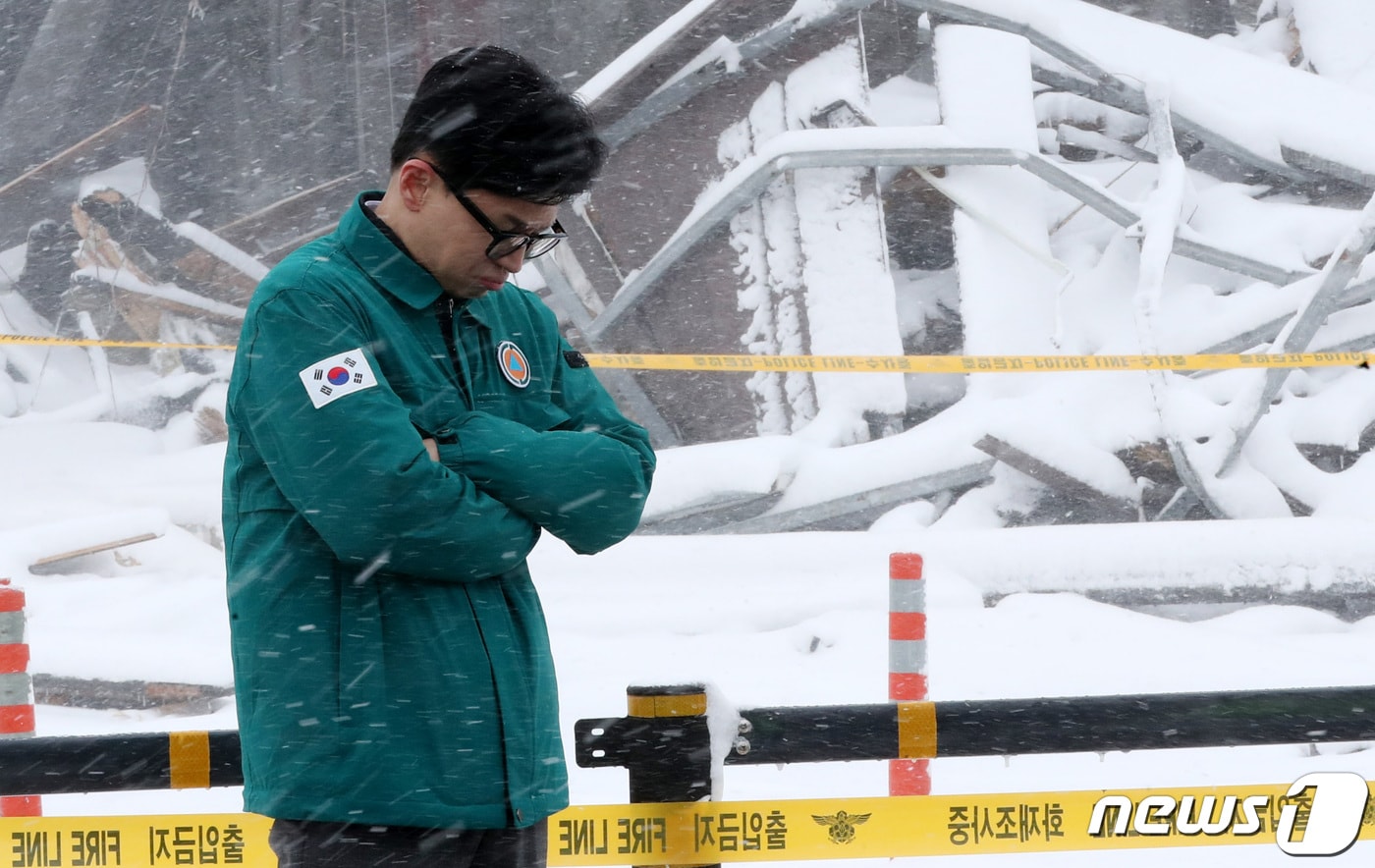 2024년 1월 23일 당시 한동훈 국민의힘 비상대책위원장이 화재가 발생한 충남 서천 특화시장을 찾아 눈을 맞으면 윤석열 대통령 도착을 기다리고 있다.  2024.1.23/뉴스1 ⓒ News1 김기태 기자