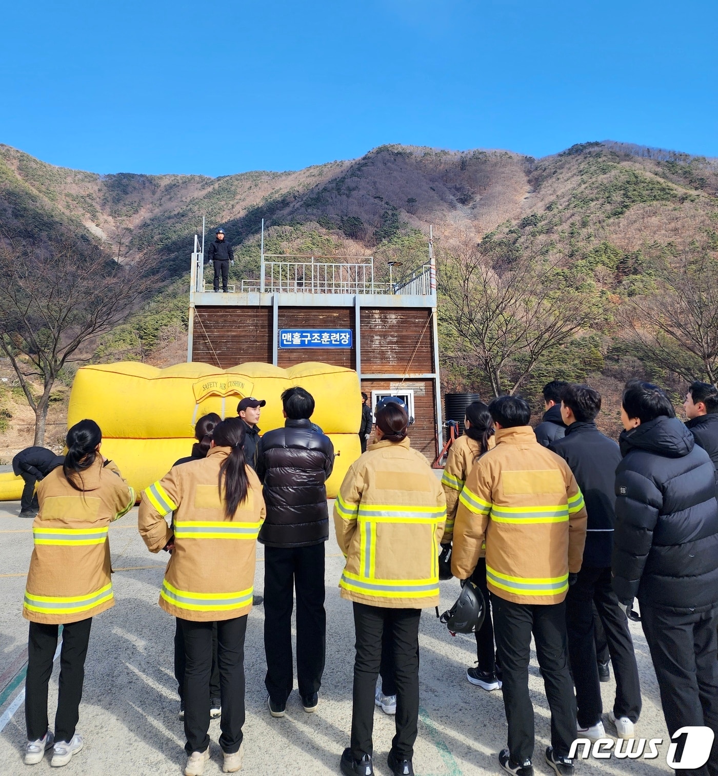 에어부산 캐빈 승무원들이 훈련 교관으로부터 설명을 듣고 있다. &#40;에어부산 제공&#41;