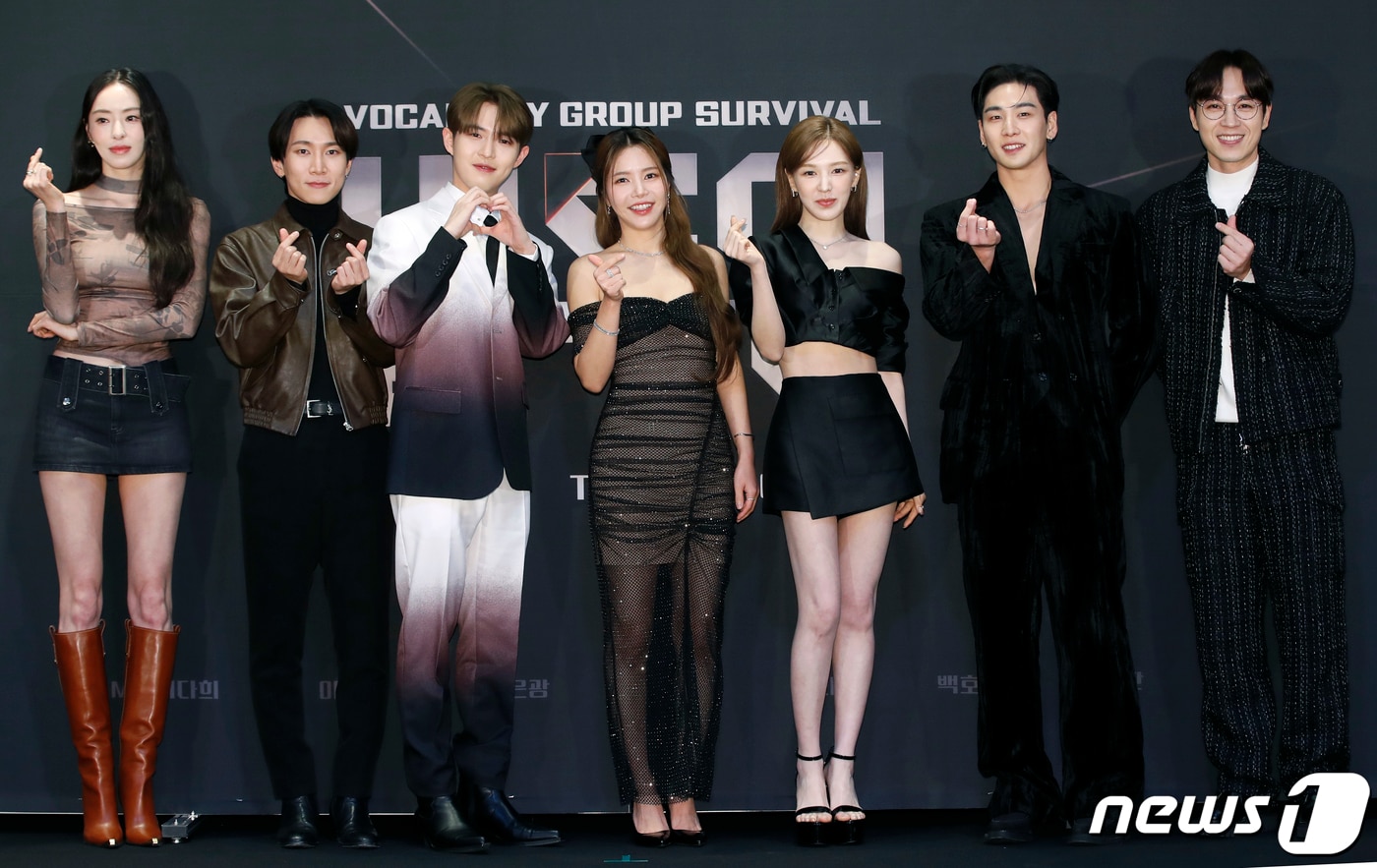 MC 이다희(왼쪽부터)와 심사위원 서은광, 김재환, 솔라, 웬디, 백호, 이석훈이 24일 서울 마포구 CJENM센터에서 열린 엠넷 서바이벌 프로그램 '빌드업 : 보컬 보이그룹 서바이벌' 제작발표회에서 포즈를 취하고 있다. 2024.1.24/뉴스1 ⓒ News1 권현진 기자