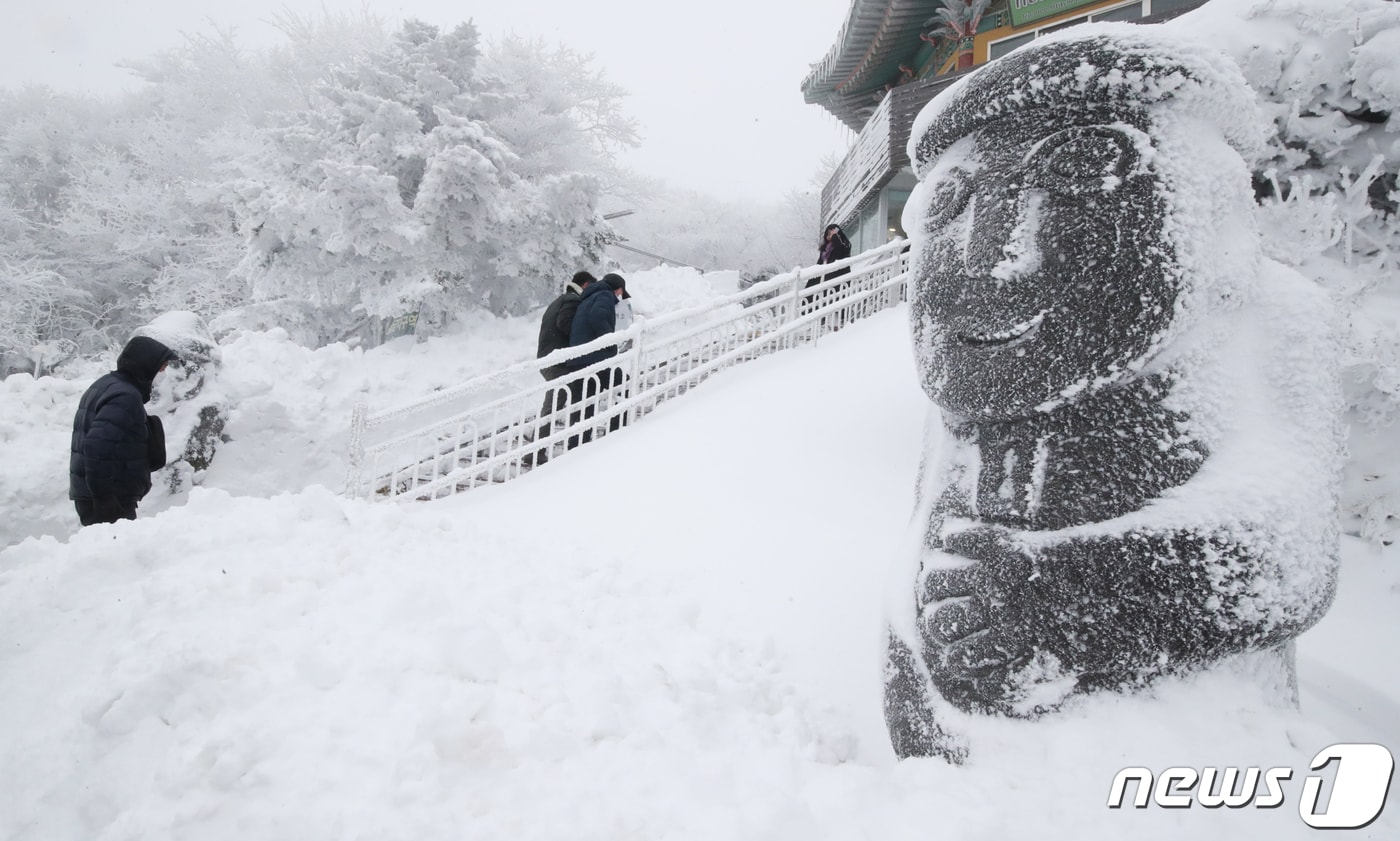 한라산국립공원 1100고지휴게소에서 관광객들이 설경을 감상하고 있다. 2024.1.25/뉴스1 