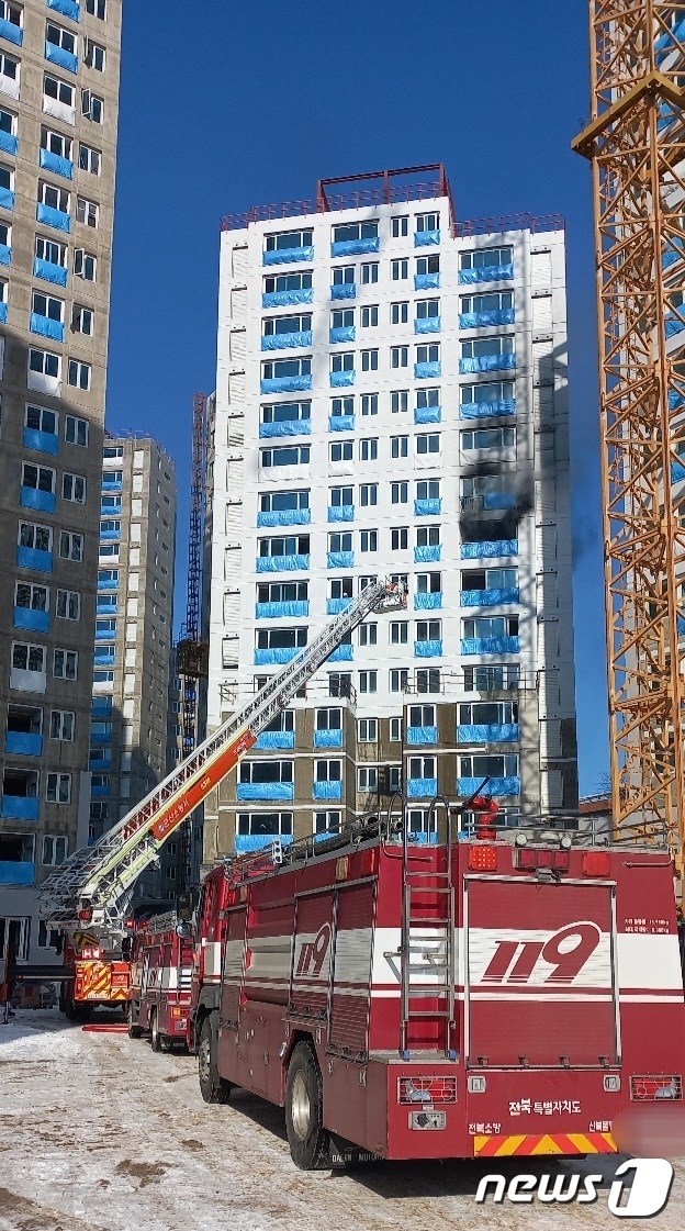 전북 군산시 한 아파트 신축 공사 현장에서 화재가 발생했다.(독자 제공)2024.1.25./뉴스1