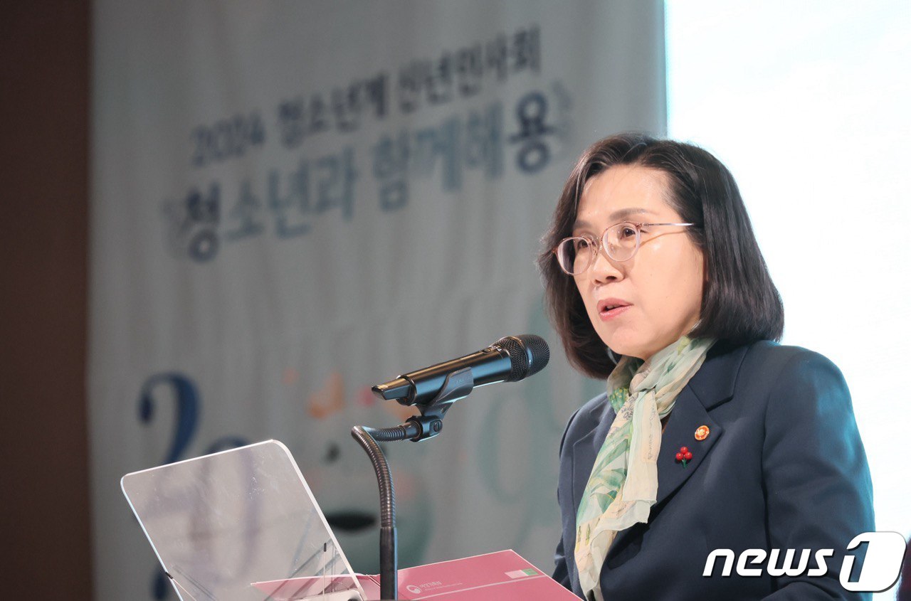 김현숙 여성가족부 장관이 25일 오후 서울 종로구 HW컨벤션센터에서 열린 &#39;2024년 청소년계 신년 인사회&#39;에서 인사말을 하고 있다. &#40;여성가족부 제공&#41; 2024.1.25/뉴스1