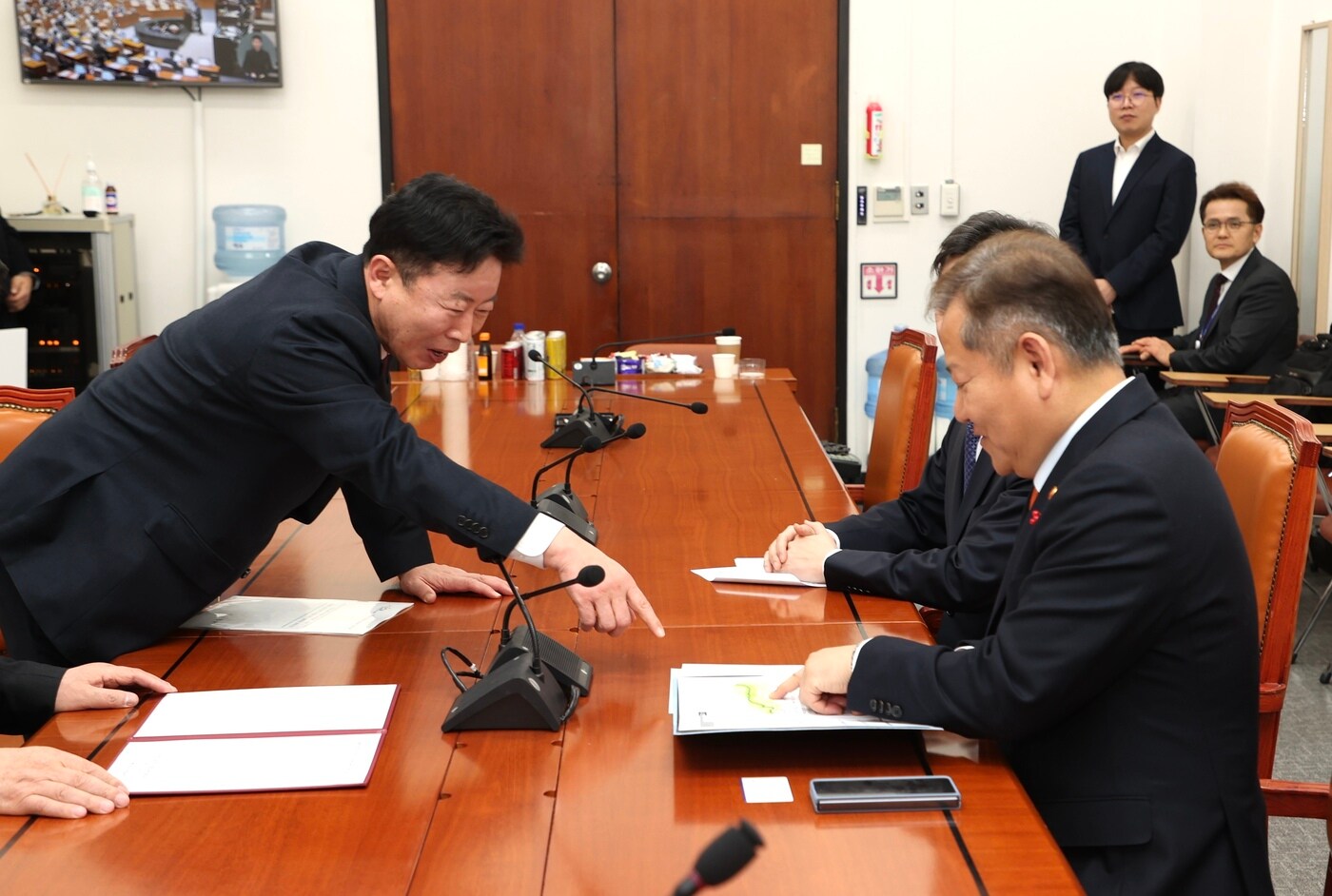  서태원 경기 가평군수&#40;왼쪽&#41;가 25일 국회에서 이상민 행정안전부 장관&#40;오른쪽&#41;을 만나 접경지역 지정을 요청하고 있다.&#40;가평군 제공&#41;/뉴스1