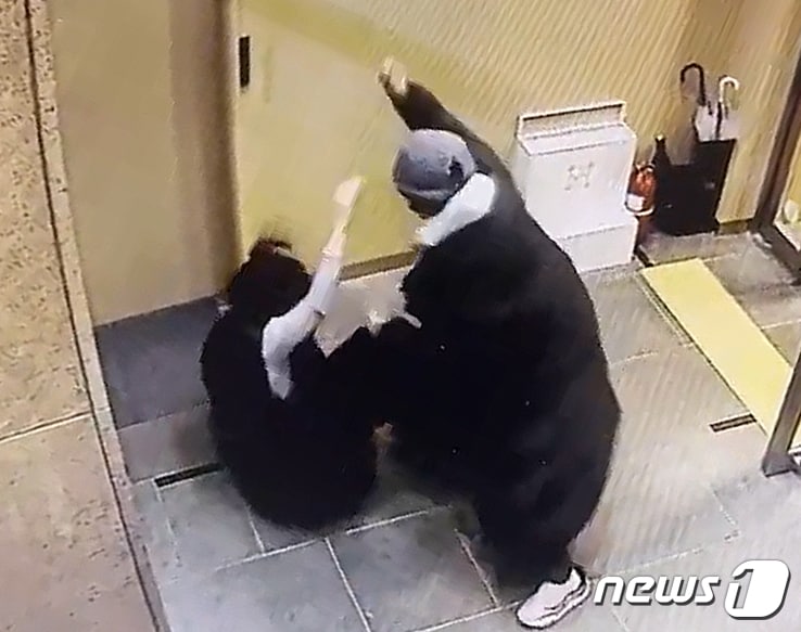 2024년 1월 25일 오후 배현진 국민의힘 의원이 서울 강남구 신사동 한 건물에서 중학생으로부터 머리를 가격당하는 CCTV 화면. (배현진 의원실 제공) 2024.1.25/뉴스1 ⓒ News1 송원영 기자