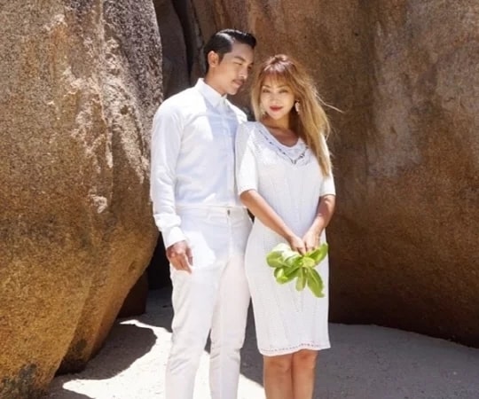 나르샤, 황태경 부부가 찍은 결혼 사진. (나르샤 SNS 갈무리)