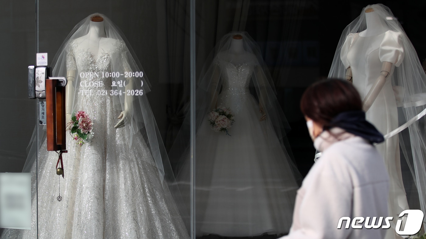 결혼시장도 양극화…대졸·사무직이 혼인 증가 주도 썸네일