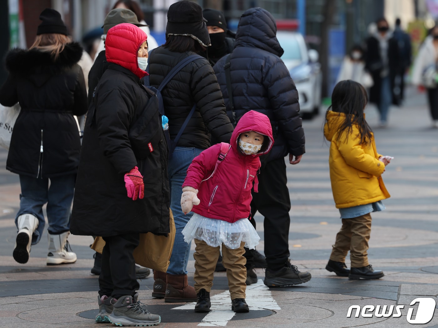 서울 명동거리에서 관광객들이 걸어가고 있다. 2024.1.26/뉴스1 ⓒ News1 김민지 기자