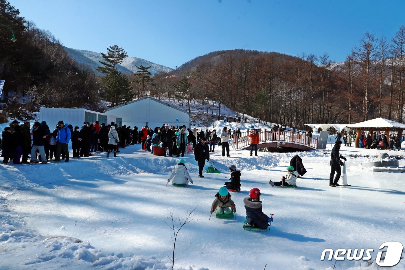 제31회 태백산 눈축제 개막 이틀째인 지난 27일 강원 태백 당골광장에서 관광객들이 축제를 즐기고 있다. &#40;태백시 제공&#41; 2024.1.27/뉴스1 ⓒ News1 한귀섭 기자