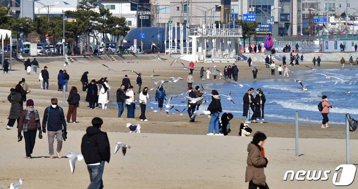 28일 오후 경북 포항시 북구 영일대해수욕장에서 관광객들이 겨울바다를 즐기고 있다. 이날 포항시의 낮 기온은 7.5도를 기록했다. 2024.1.28/뉴스1 ⓒ News1 최창호 기자