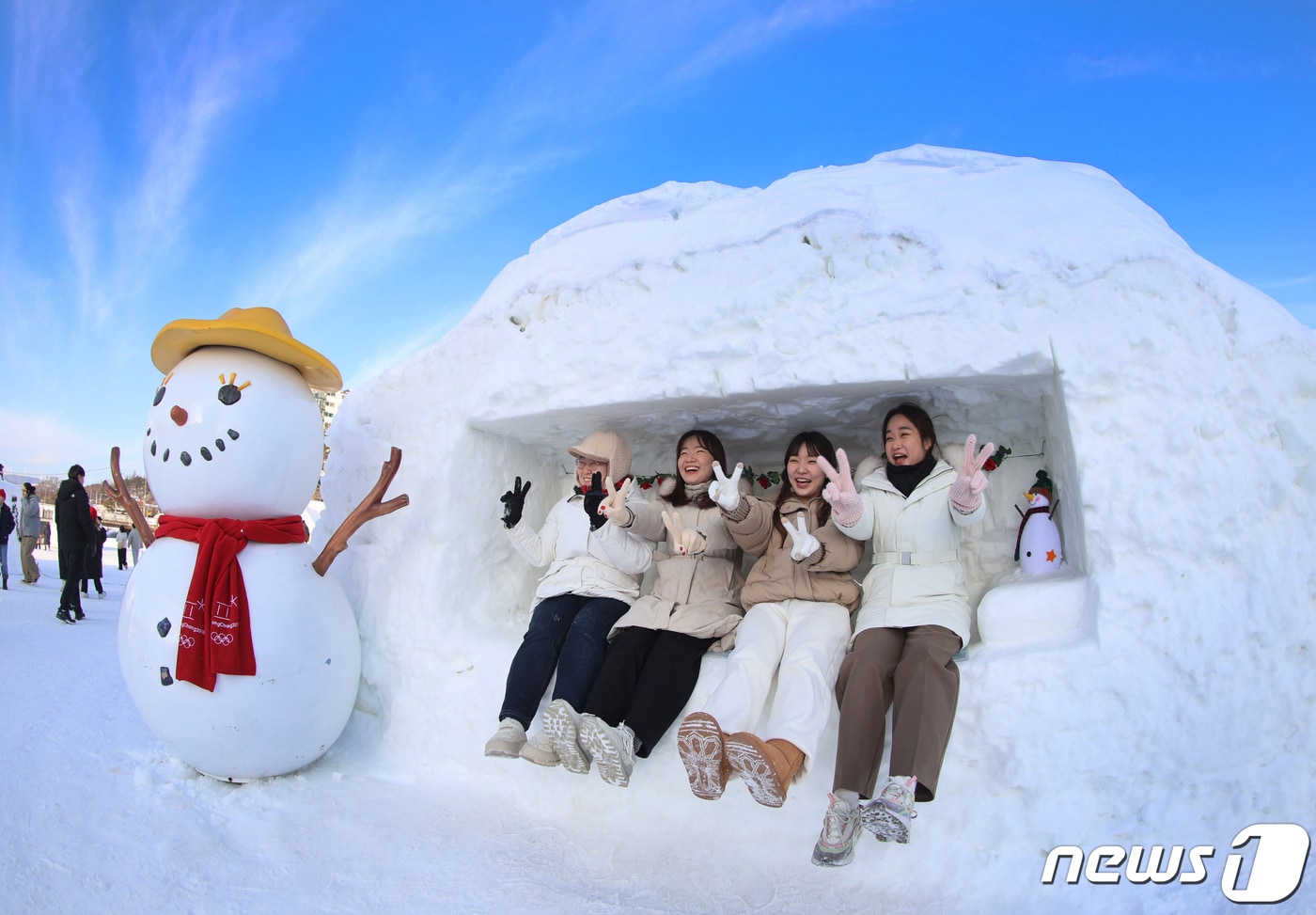 28일 오후 강원 평창군 대관령면 송천 일원에서 열린 &#39;2024대관령눈꽃축제&#39;를 찾은 방문객들이 7080대관령의 옛 모습으로 재현된 눈마을에서 겨울을 즐기고 있다. &#40;평창군 제공&#41; 2024.1.28/뉴스1