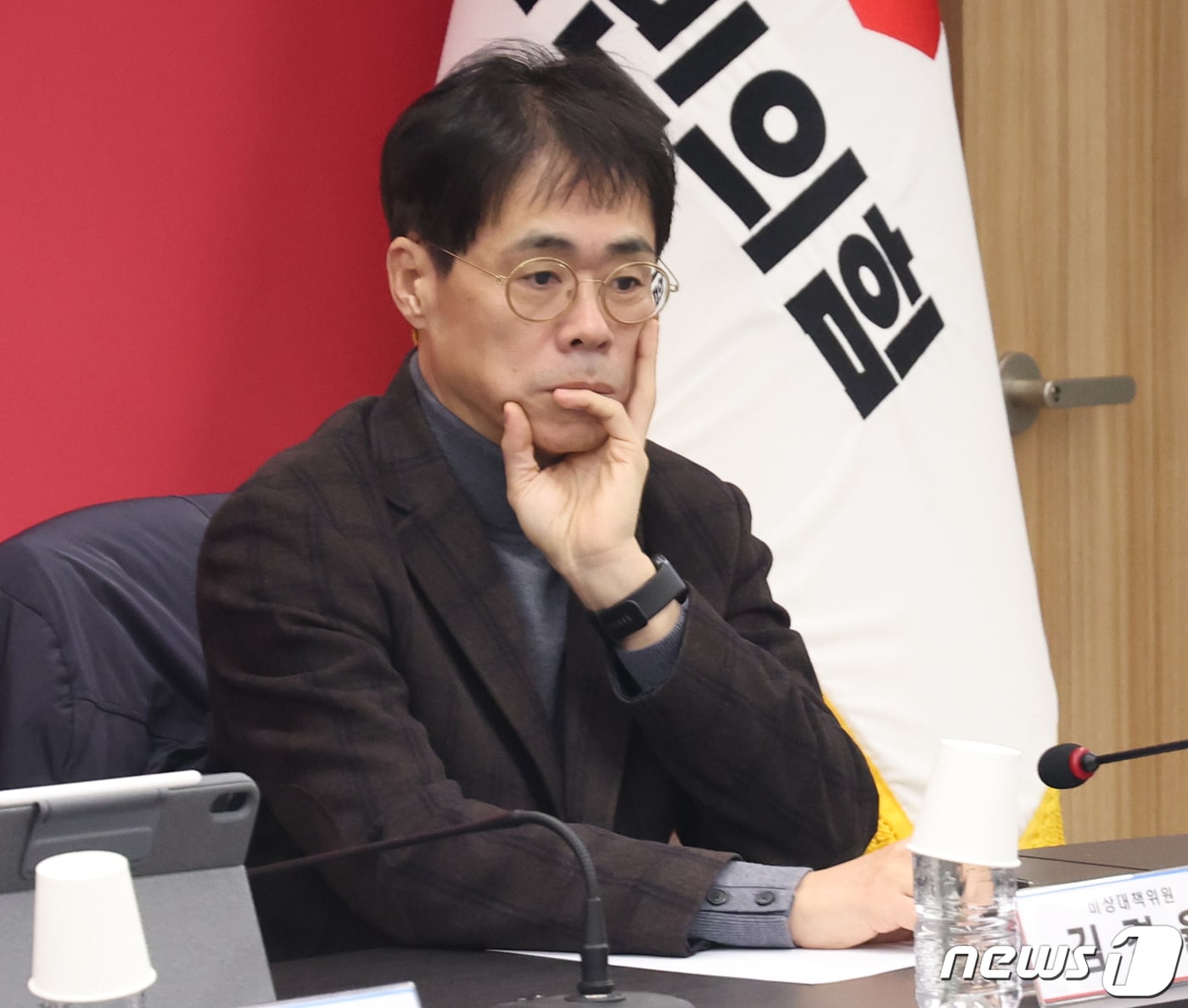 김경율 국민의힘 비대위원이 지난 1월 29일 서울 여의도 국민의힘 당사에서 열린 비상대책위원회의에서 한동훈 비대위원장의 발언을 듣고 있다. 2024.1.29/뉴스1 ⓒ News1 송원영 기자