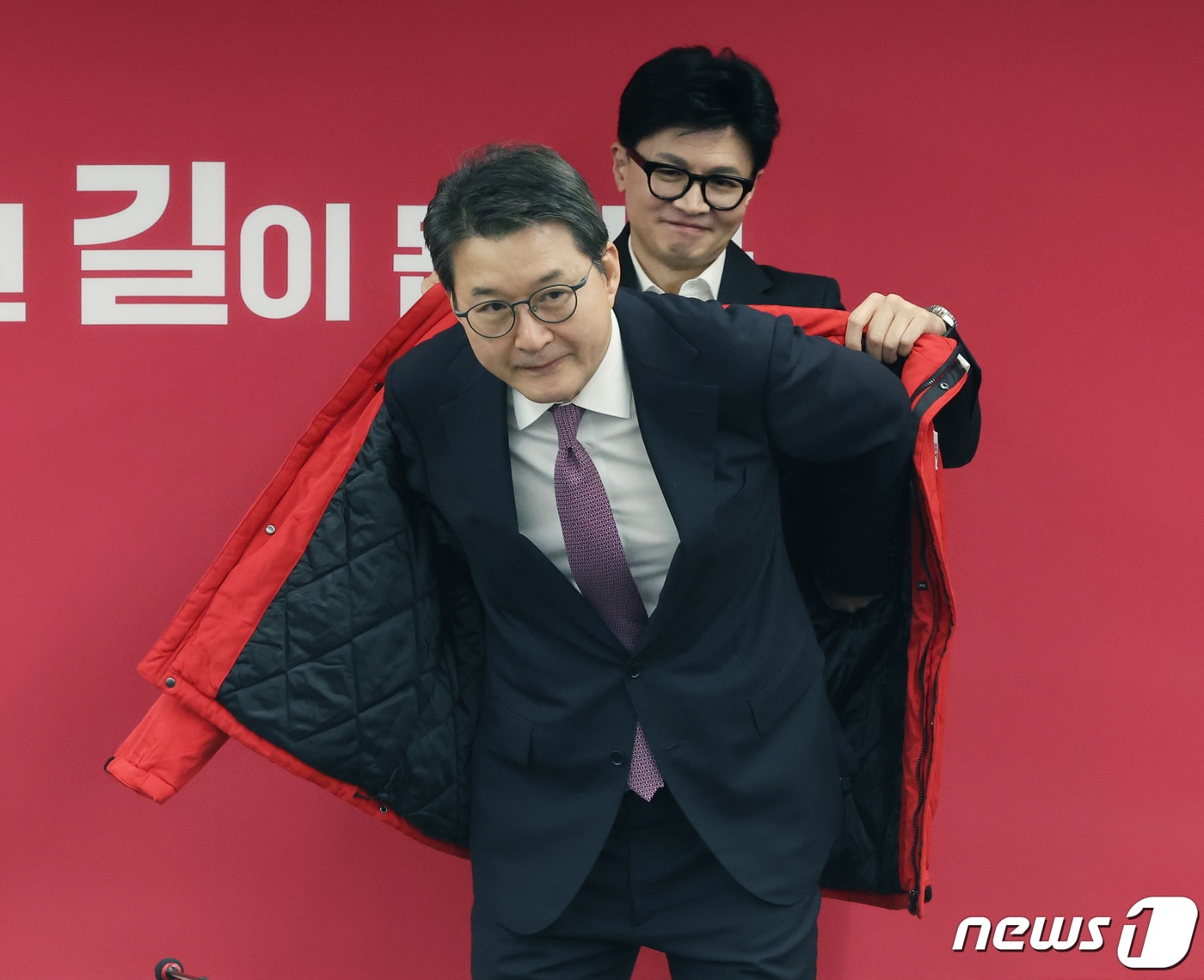 2024년 1월 29일 당시 한동훈 국민의힘 비상대책위원장이 서울 여의도 국민의힘 당사에서 열린 인재영입위원회 국민인재 영입 환영식에서 신동욱 전 TV 조선 앵커에게 국민의힘 옷을 입혀주고 있다. 2024.1.29/뉴스1 ⓒ News1 송원영 기자