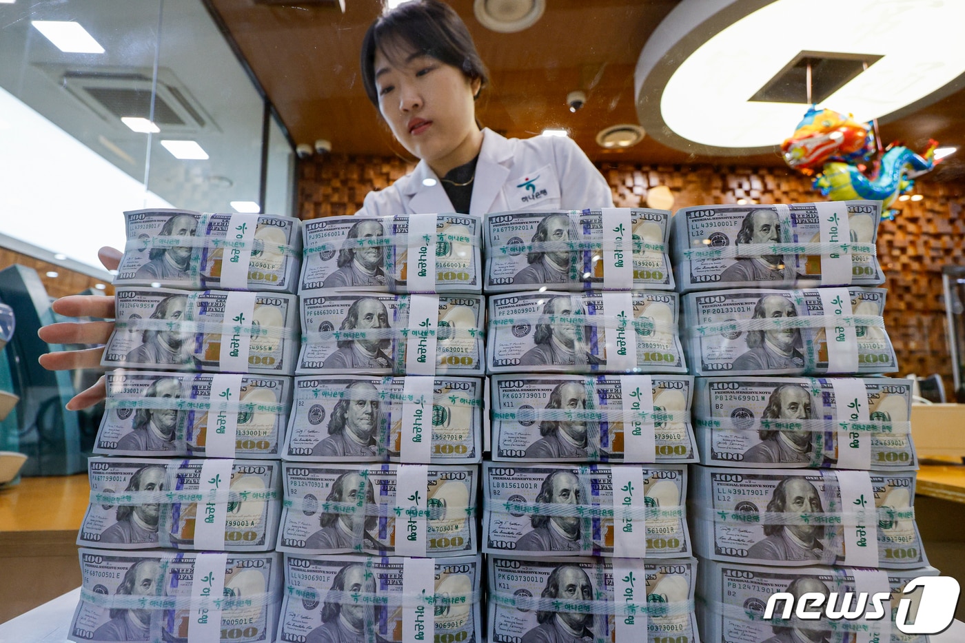 서울 중구 하나은행 명동점 위변조대응센터에서 직원이 달러화를 정리하고 있다. 2024.1.29/뉴스1 ⓒ News1 안은나 기자