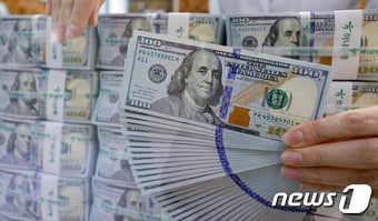  서울 중구 하나은행 명동점 위변조대응센터에서 직원이 달러화를 정리하고 있다. 2024.1.29 ⓒ 뉴스1 안은나 기자
