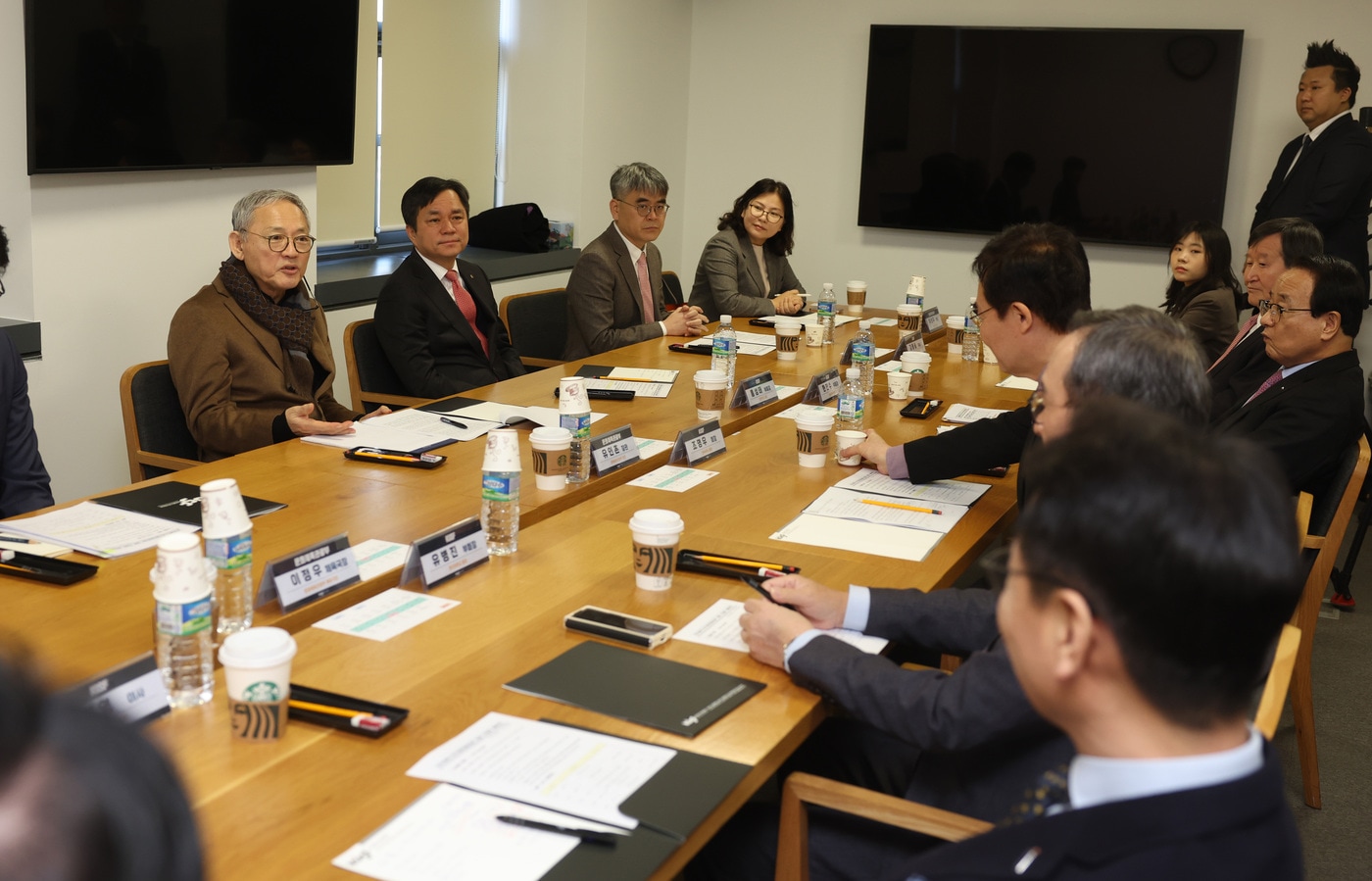 문화체육관광부 유인촌 장관이 29일 국립현대미술관 서울관에서 한국대학스포츠협의회&#40;KUSF&#41; 임원진을 만나 대학 스포츠의 현안을 논의했다. &#40;문화체육관광부 제공&#41;