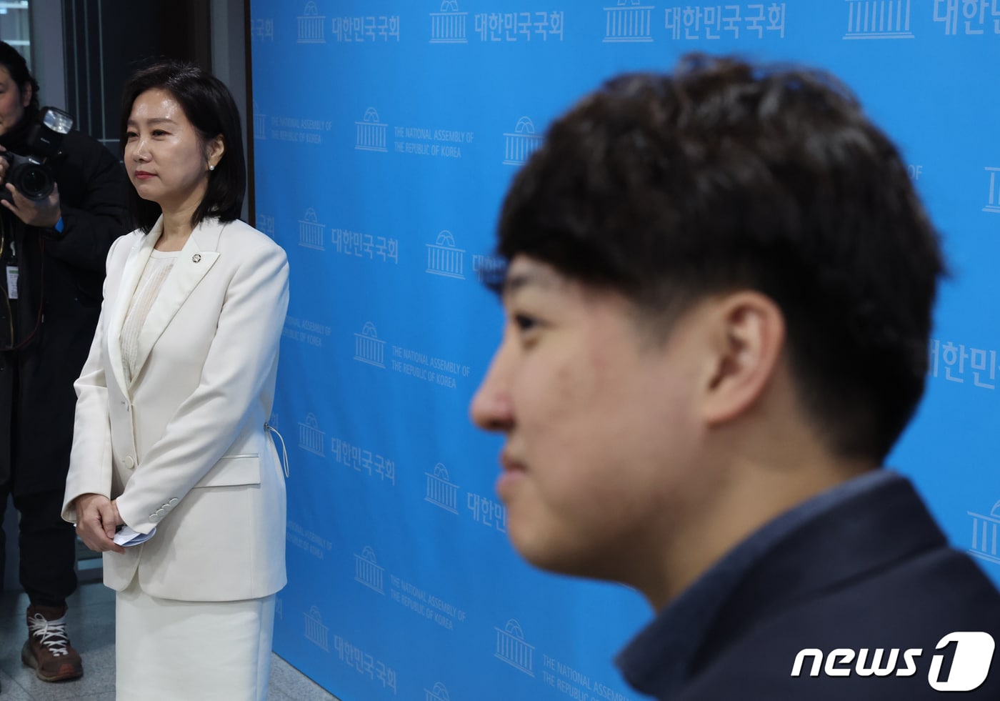 이준석 가칭 '개혁신당' 정강정책위원장이 2024년 1월 3일 서울 여의도 국회 소통관에서 허은아 의원의 국민의힘 탈당 기자회견을 바라보고 있다. 2024.1.3/뉴스1 ⓒ News1 송원영 기자