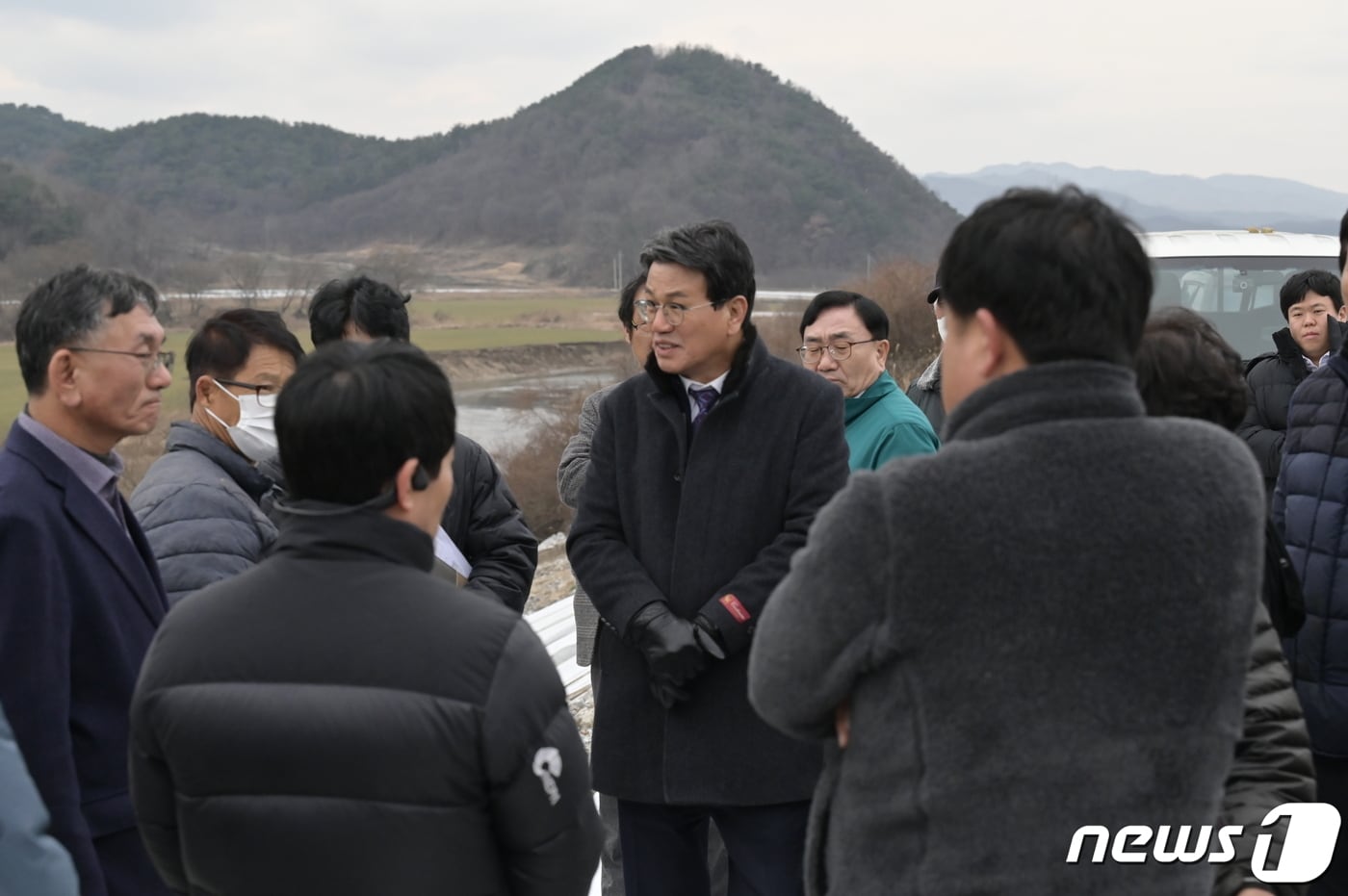 새해 첫 일정으로 호우 피해 지역을 방문한 김돈곤 청양군수. &#40;청양군 제공&#41; / 뉴스1