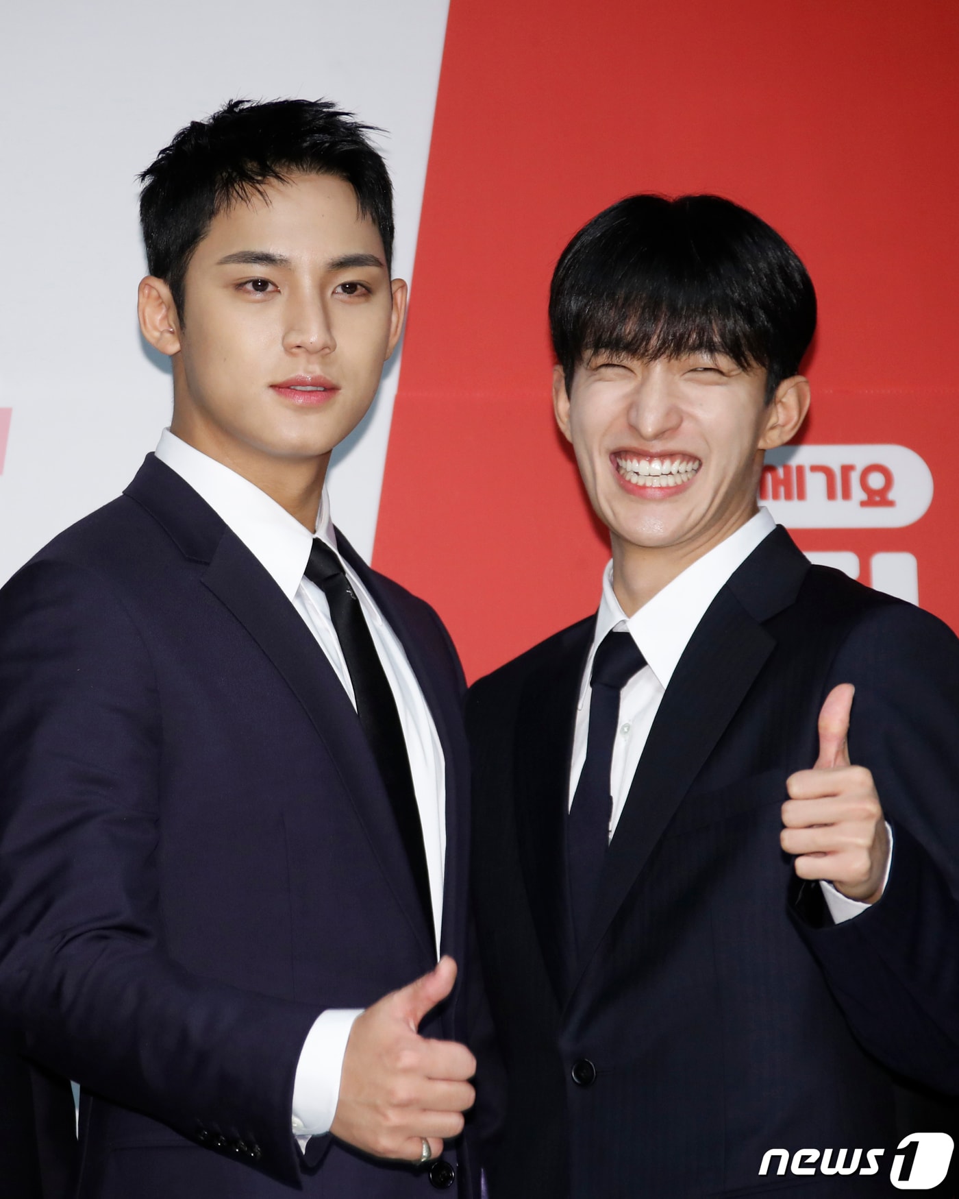 그룹 세븐틴(Seventeen)의 민규와 도겸(오른쪽)이 3일 서울 강남구 엘리에나호텔에서 열린 tvN 예능 '나나투어 with 세븐틴' 제작발표회에서 포즈를 취하고 있다. '나나투어 with 세븐틴'(연출 나영석 신효정 장은정)은 가이드로 재취업한 여행 예능 20년 차 베테랑 'NA이드' 나영석 PD와 이탈리아의 여름으로 떠난 데뷔 10년 차 세븐틴의 찐한 우정 여행기를 담은 프로그램이다. 2024.1.3/뉴스1 ⓒ News1 권현진 기자