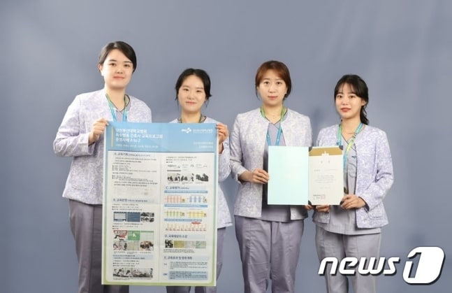 경남 양산부산대학교병원 간호행정교육팀이 보건복지부 위탁사업인 ‘특수병동 간호사 교육프로그램’ 운영 평가에서 우수상을 수상했다. 왼쪽부터 양산부산대병원 간호행정교육팀 여미경, 서보배, 은예지, 이나영 간호사. &#40;양산부산대병원 제공&#41;