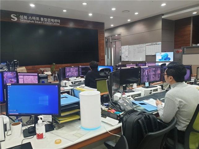 성북구 스마트 관제센터 요원이 폐쇄회로&#40;CCTV&#41; 실시간 모니터링을 진행하는 모습. &#40;성북구 제공&#41;
