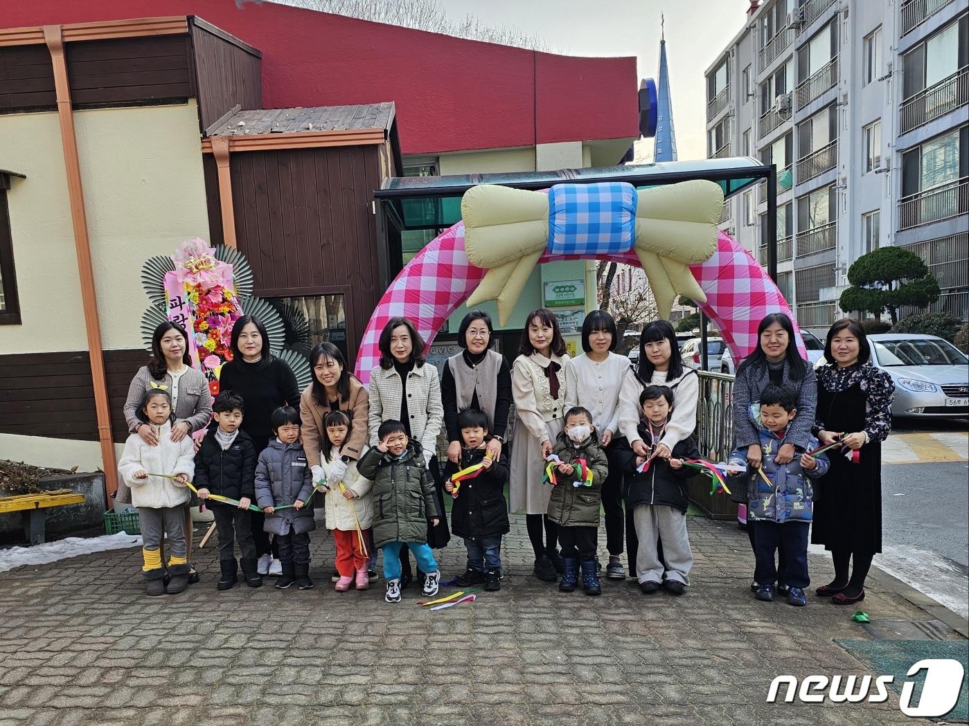 인천 연수구 청학동 소재 파랑새어린이집 관계자들이 국공립어린이집으로 전환 기념 개소식을 진행 후 기념사진을 찍고 있다.2024.1.3 ⓒ News1 박소영 기자