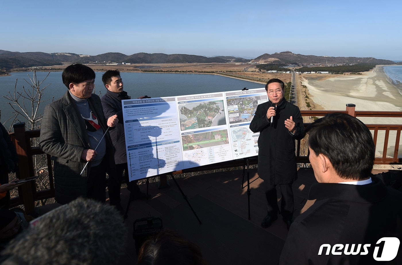 유정복 인천시장이 2023년 2월 옹진군 백령도에서 백령공항 건설사업을 점검하고 있다.&#40;인천시 제공&#41;