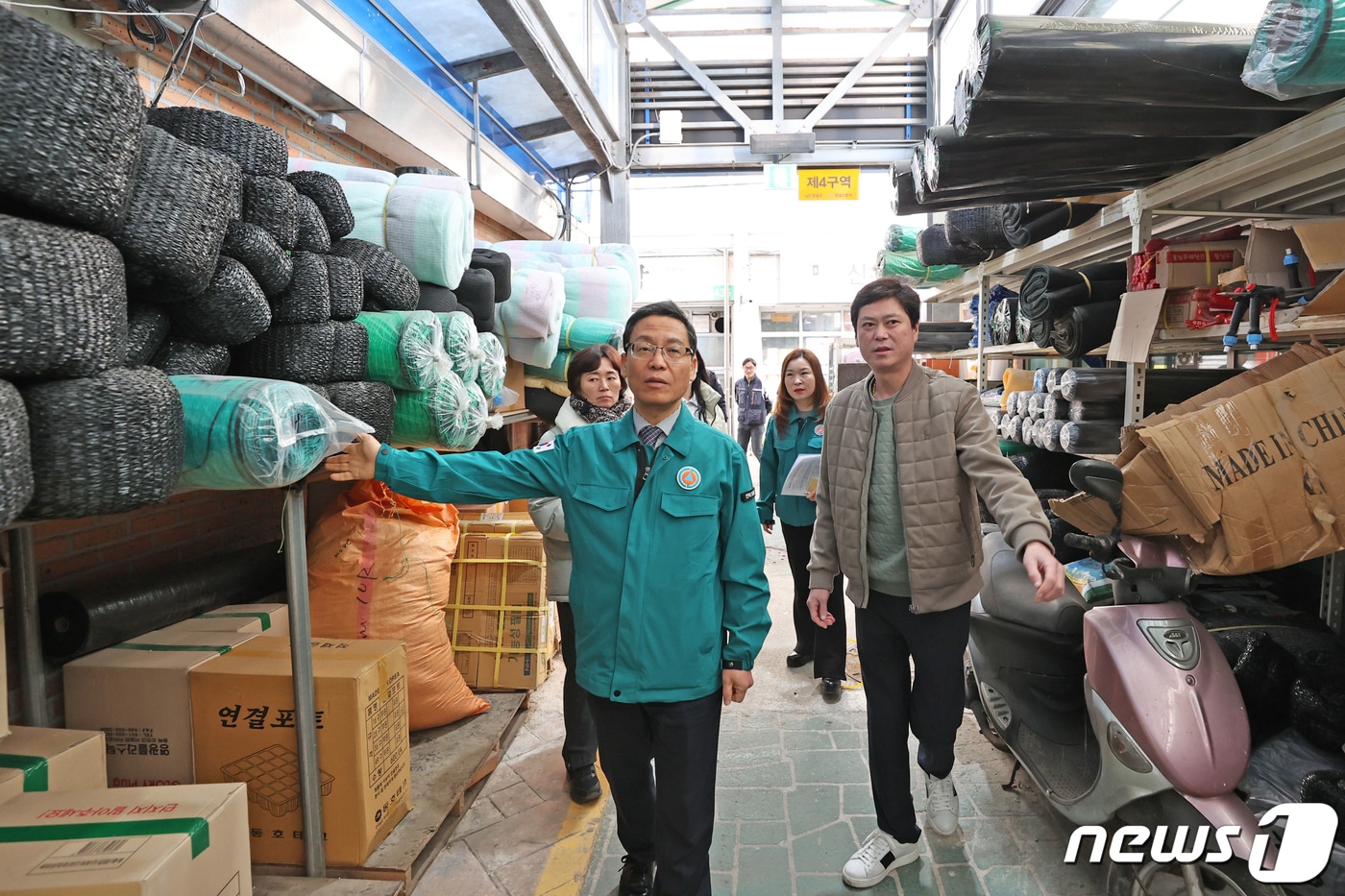 설상희 전북특별자치도 임실부군수&#40;사진 앞쪽&#41;가 전통시장의 화재 안전점검을 실시하고 있다.&#40;임실군제공&#41;2024.1.31/뉴스1