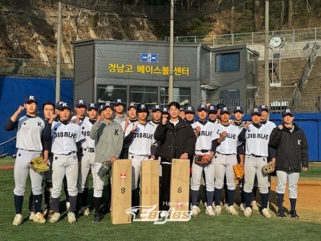 한화 이글스 노시환이 모교인 경남고에 야구용품을 전달한 뒤 기념 촬영을 하고 있다. (한화 제공)