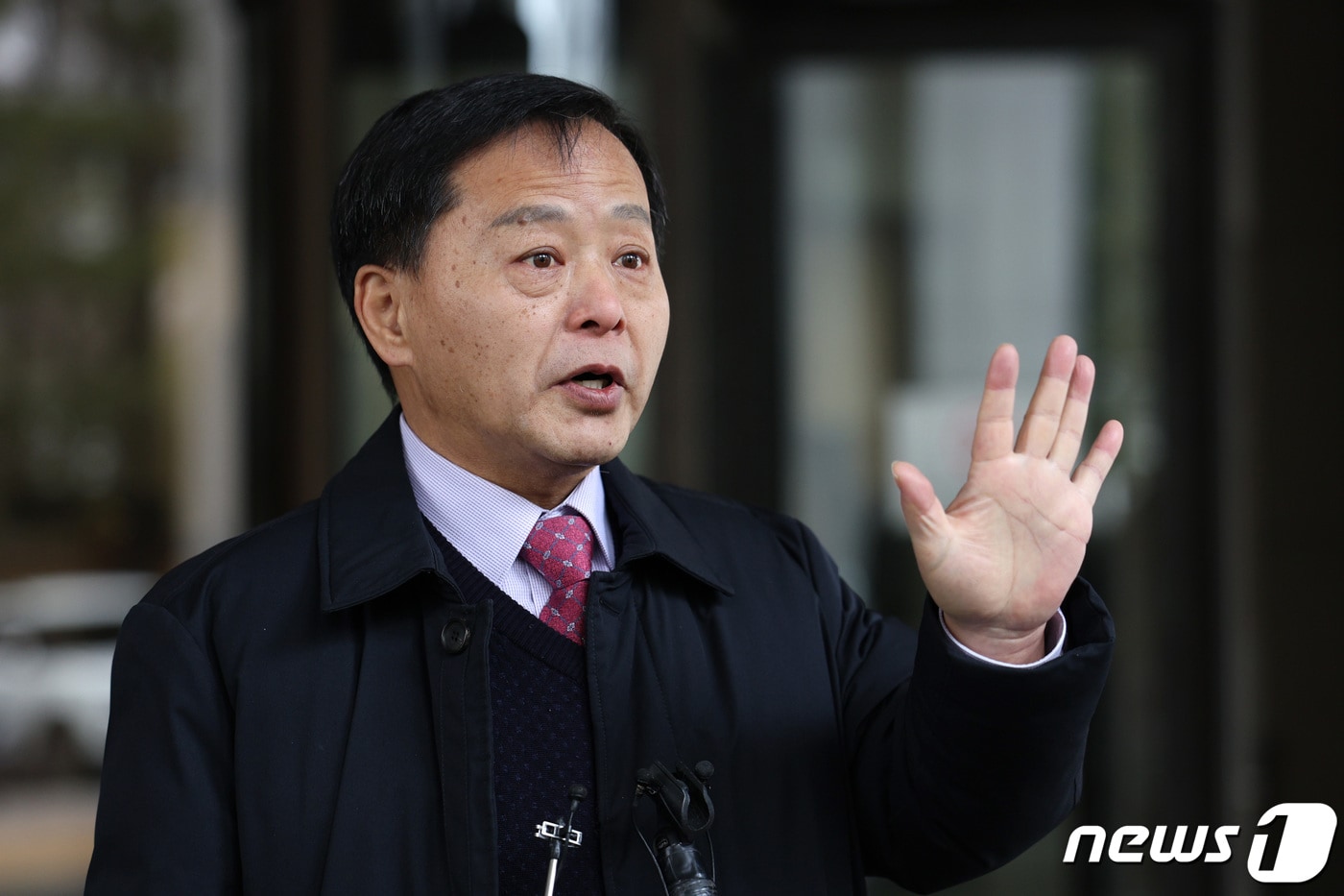 '배드파더스(Bad Fathers)'라는 사이트에서 양육비를 주지 않는 부모의 신상을 공개한 구본창 양육비해결하는사람들 대표가 4일 서울 서초구 대법원에서 열린 대법원 2부 선고를 마친 후 입장을 밝히고 있다. 대법원은 이날 구 대표에게 벌금 100만원을 선고유예 한 원심을 확정했다. 배드파더스는 양육비 지급 의무를 지키지 않는 부모들의 이름, 거주지, 직장명, 얼굴 사진 등을 공개하는 사이트로 구씨는 지난 2018년 배드파더스를 통해 피해자들의 신상정보를 공개한 바 있다. 2024.1.4/뉴스1 ⓒ News1 신웅수 기자