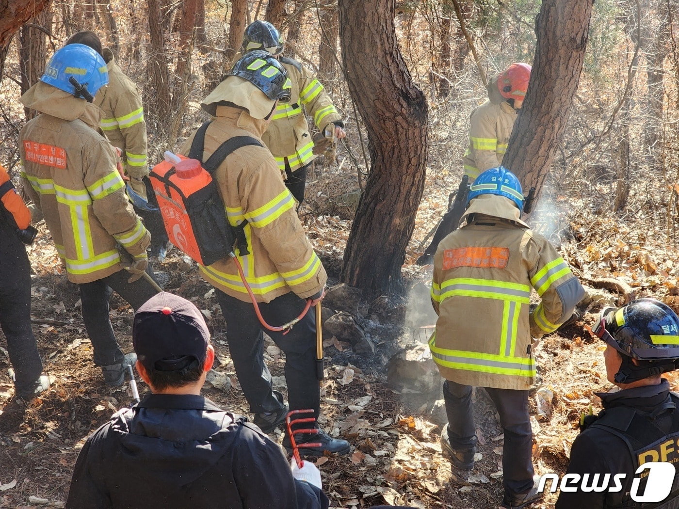 4일 오후 2시32분쯤 대구 앞산 5부 능선 인근에서 원인을 알 수 없는 화재가 발생해 소방관들이 진화작업을 벌이고 있다. (대구소방본부 제공)