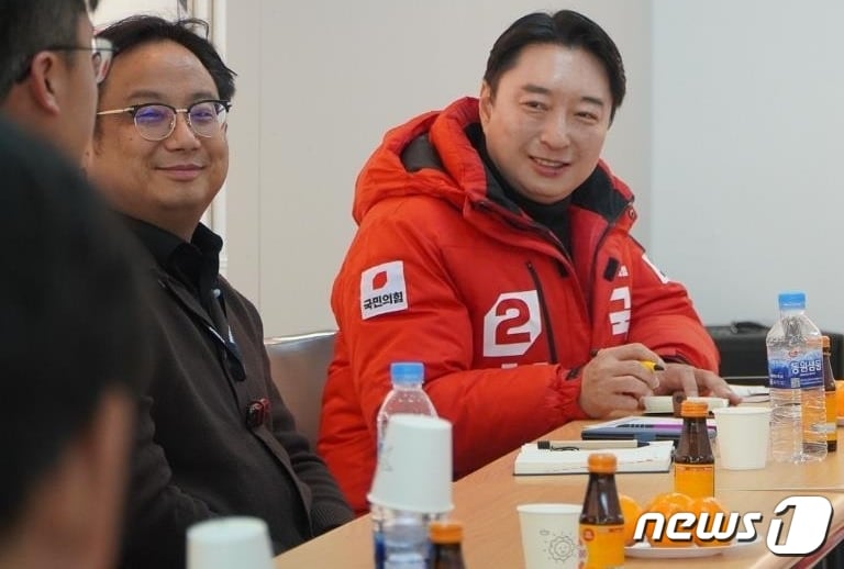 경북청년CEO협회원들과 간담회하는 최우영 구미을 예비후보/뉴스1
