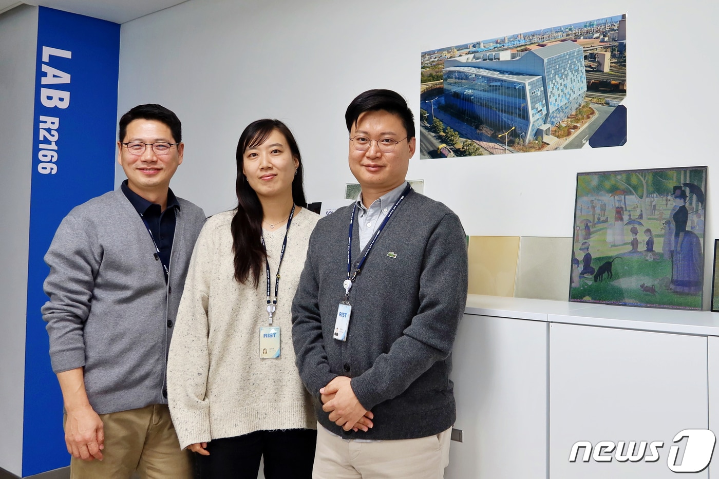 RSIT(포항산업과학연구원) 탁성주, 김아롱, 김영수 연구원이 건물 스스로가 에너지를 생산할 수 있는 강판일체형 태양광(BIPV Building Integrated PhotoVoltaics) 제조기술을 개발했다. 왼쪽부터 탁성주, 김아롱, 김영수 연구원.(RIST제공)2024.1.5/뉴스1 최창호 기자 