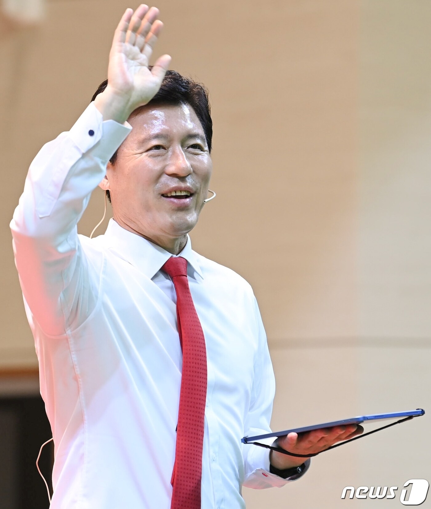 5일 경북 구미시복합스포츠센터에서 열린 국민의힘 구자근 의원(구미갑) 의정보고회에서 구 의원이 지난 4년간 의정성과 등을 설명하고 있다. 구 의원은 "1309일동안 구미와 서울을 오간 거리가 15만 1256km로 구미시의 오랜 숙원인 KTX-이음 구미역 정차를 풀기 위해 온몸을 바쳤다"고 말했다.2024.1.5/뉴스1 ⓒ News1 정우용 기자