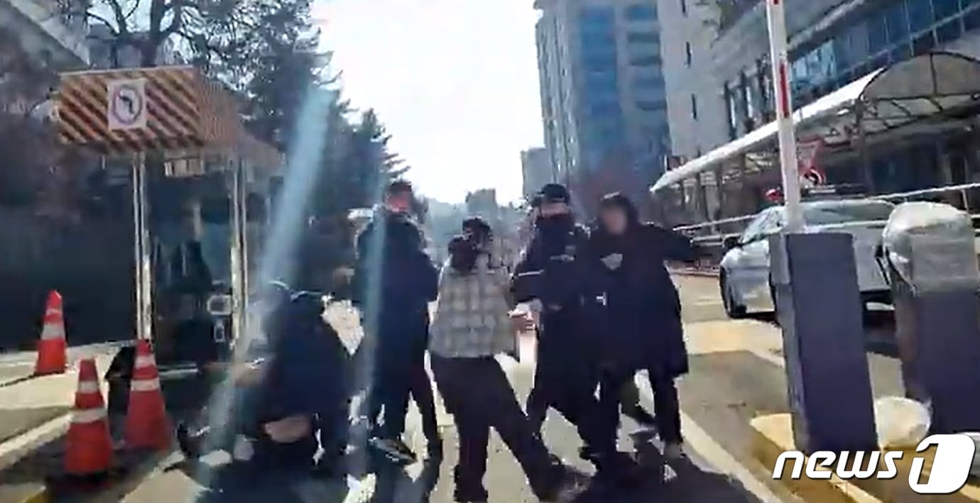 윤석열 대통령의 퇴진과 김건희 여사에 대한 특검을 요구하는 시위 도중 용산 대통령실 내부로 진입하려던 한국대학생진보연합(대진연) 회원들이 6일 경찰에 체포됐다. (대진연 유튜브) 2024.1.6/뉴스1