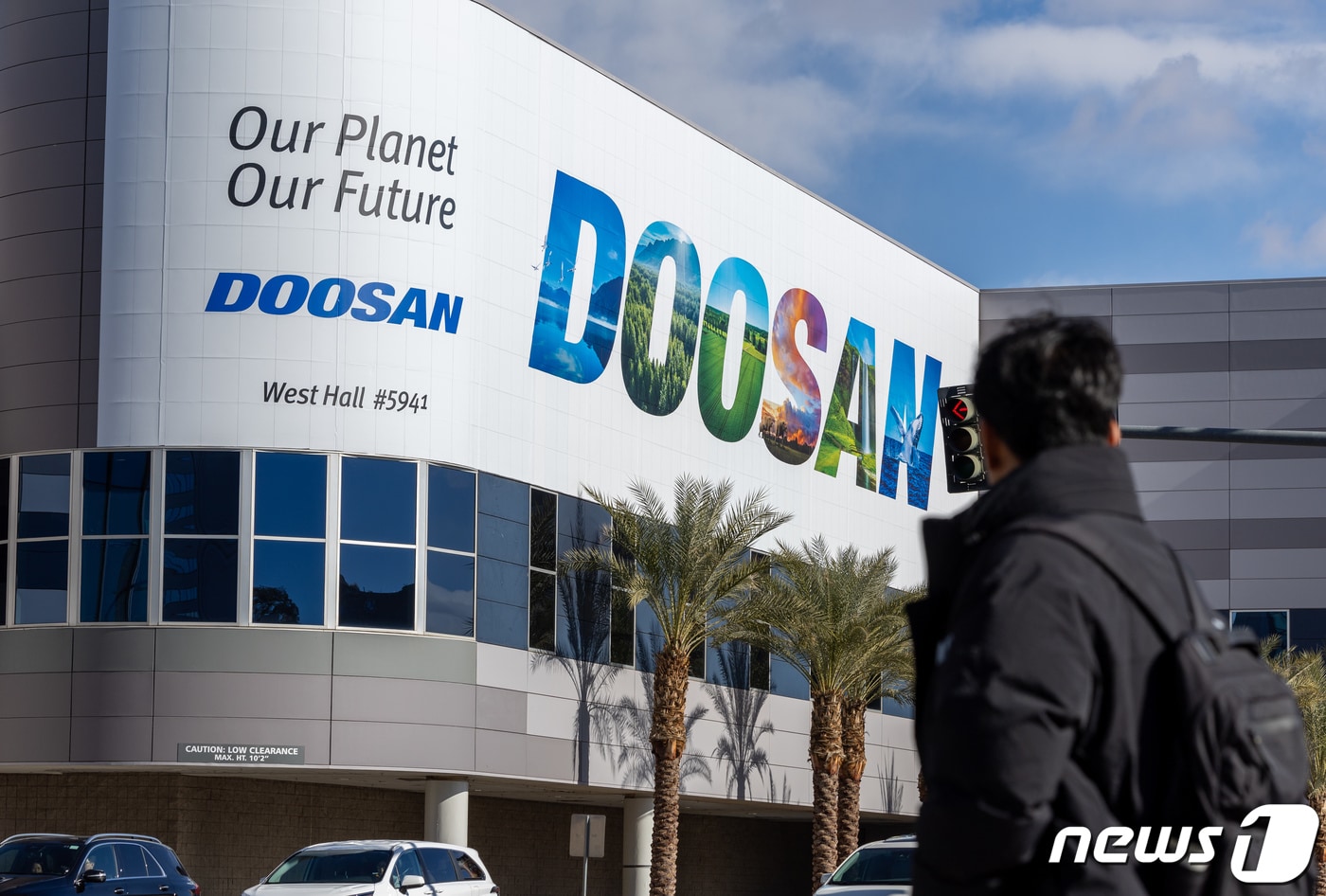 미국 네바다주 라스베이거스 컨벤션센터(LVCC)에 두산의 옥외 광고가 부착돼 있다.  2024.1.8 ⓒ 뉴스1 이재명 기자