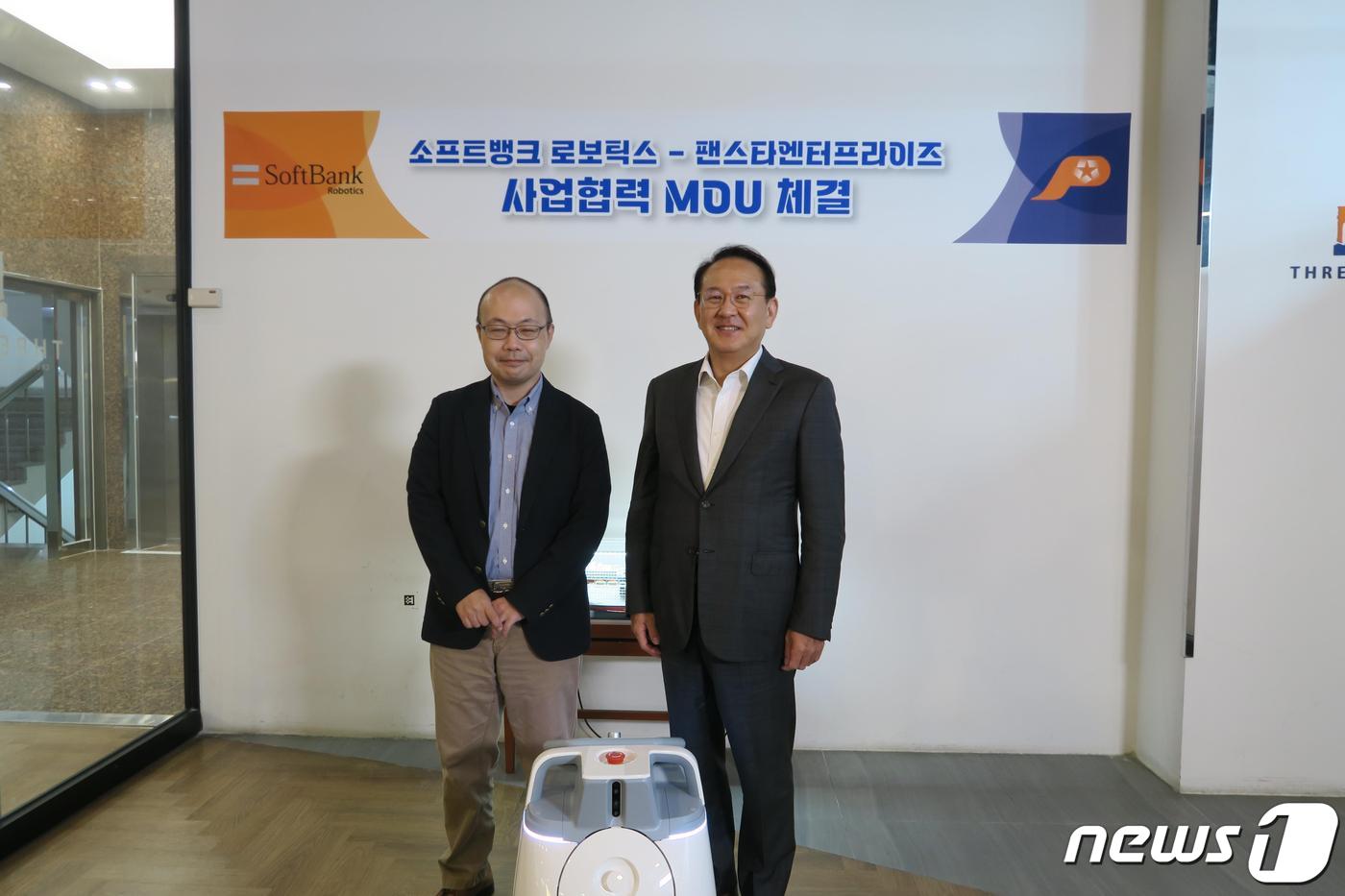 소프트뱅크 로보틱스측과 김현겸 팬스타그룹 회장이 소프트뱅크로보틱스 MOU 체결 후 기념사진을 찍고 있다(팬스타그룹 제공)