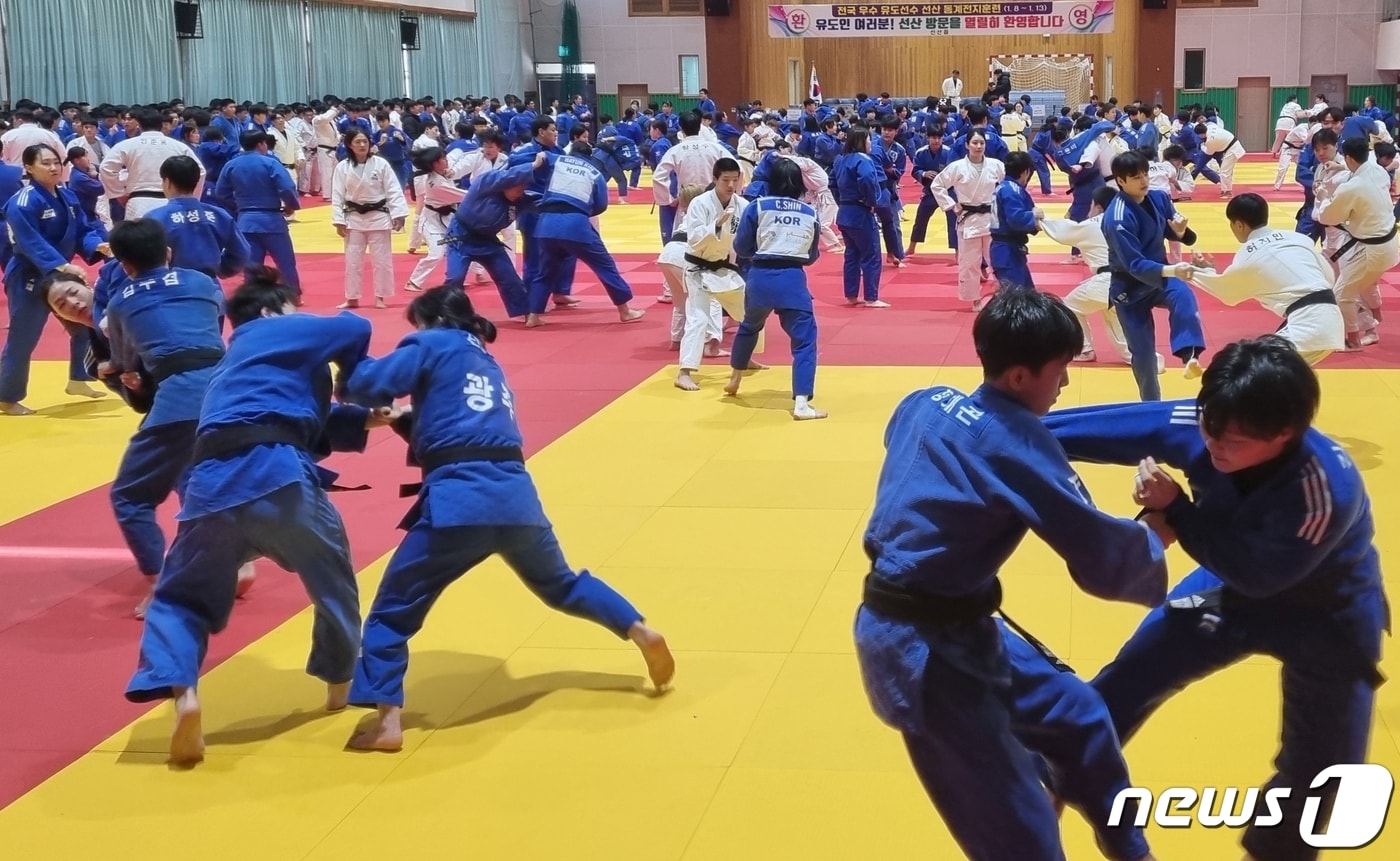 전국 남녀 유도선수 530여명이 8일 선산체육관 일원에서 동계전지훈련을 하고 있다. &#40;구미시 제공&#41; 2024.1.9/뉴스1