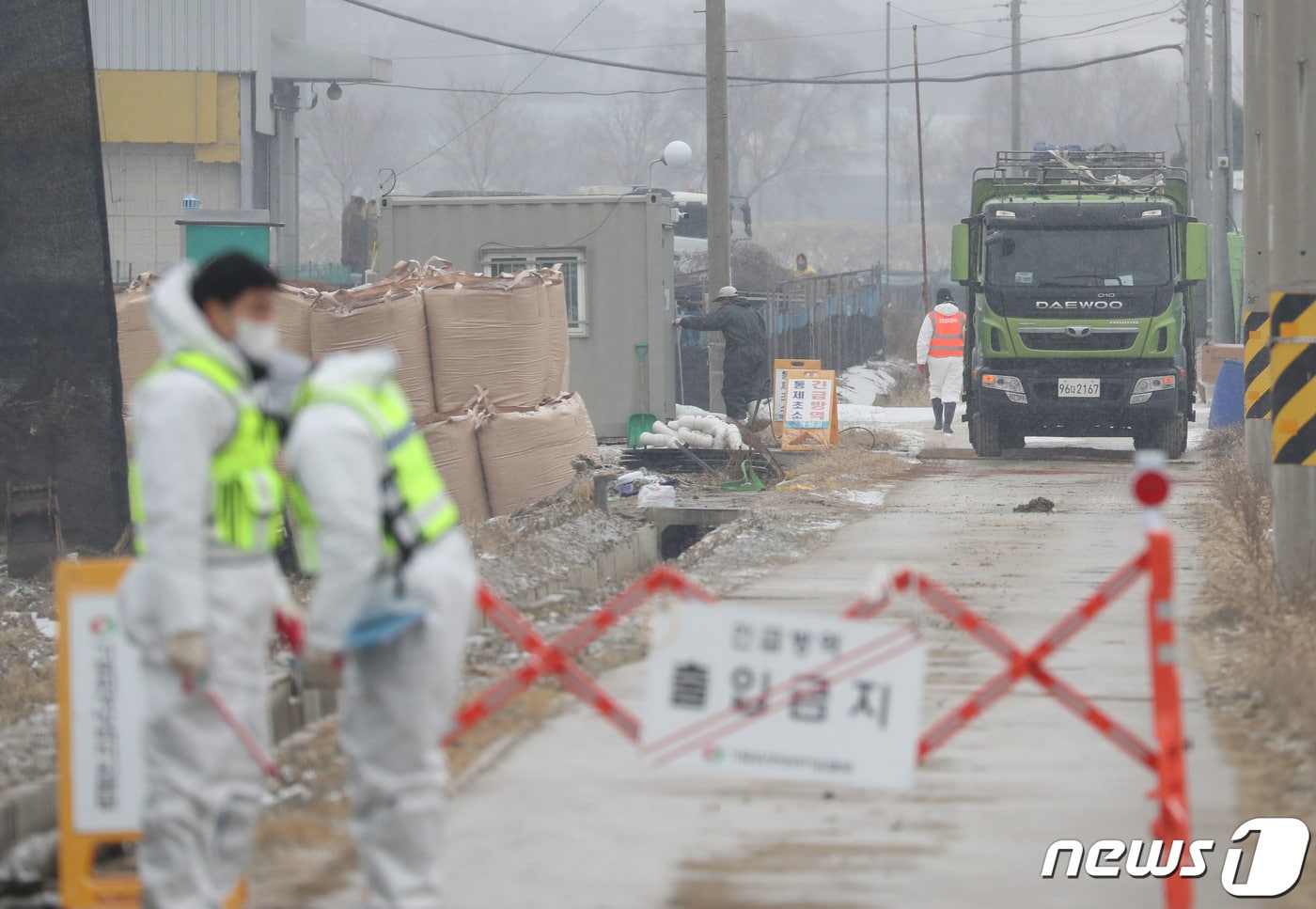 경기 안성시 일죽면의 한 산란계 농장에서 AI 항원&#40;H5형&#41;이 검출돼 방역 관계자들이 농장 일대를 통제를 하고 있다. ⓒ News1 김영운 기자