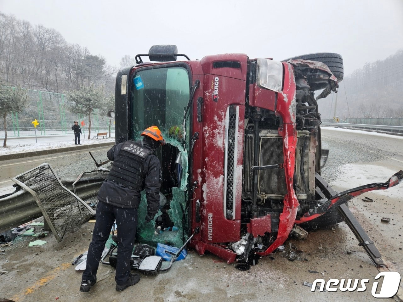  9일 대설주의보가 발효된 충북 충주서 눈길 교통사고가 연이어 발생했다.&#40;충주소방서 제공&#41;2024.1.9/뉴스1