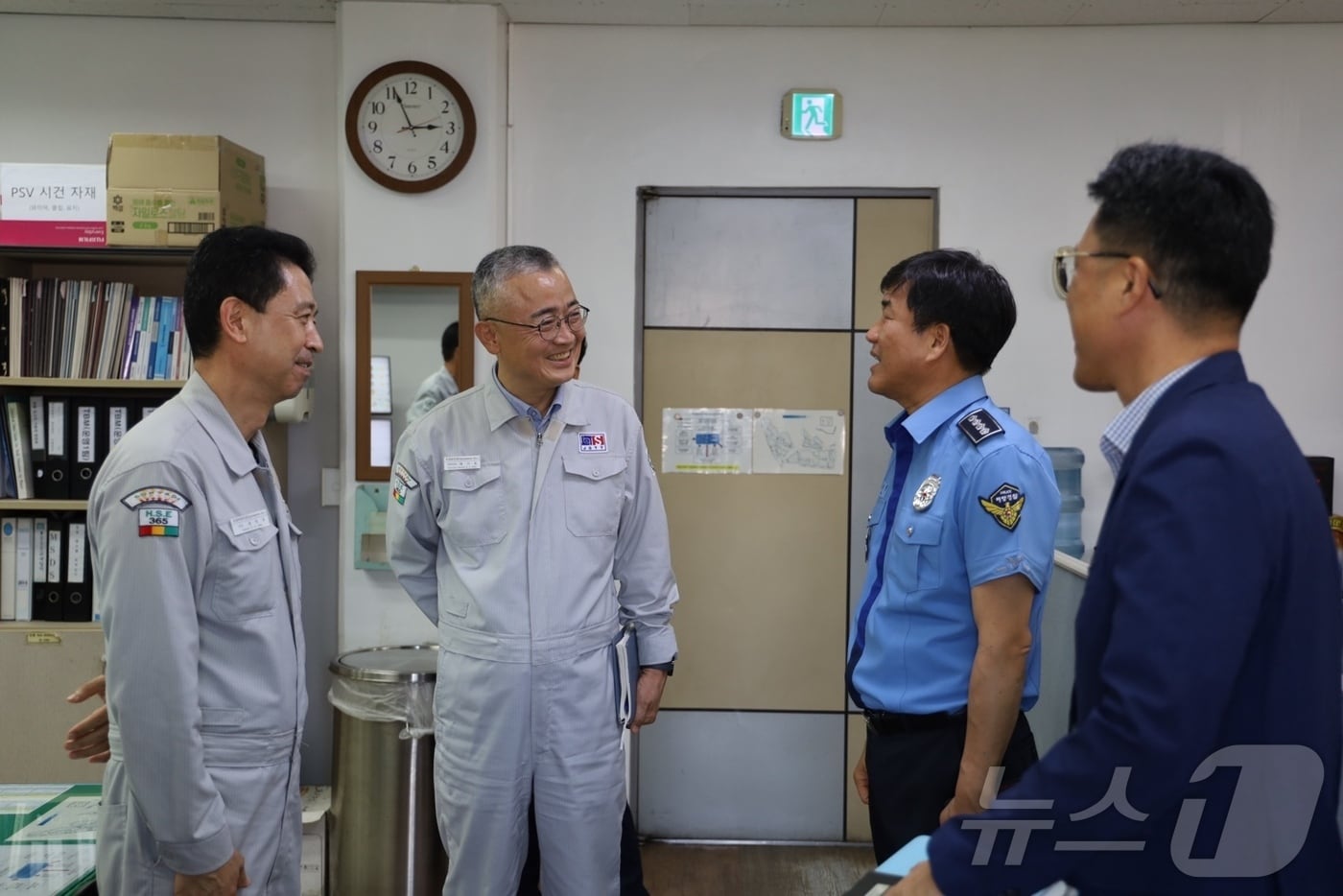 울산해양경찰서가 지난 9월 30일 제18호 태풍 끄라톤 내습을 대비해 관내 주요 해양 시설을 찾아가 현장 안전점검을 실시했다고 밝혔다.&#40;울산해경 제공&#41;