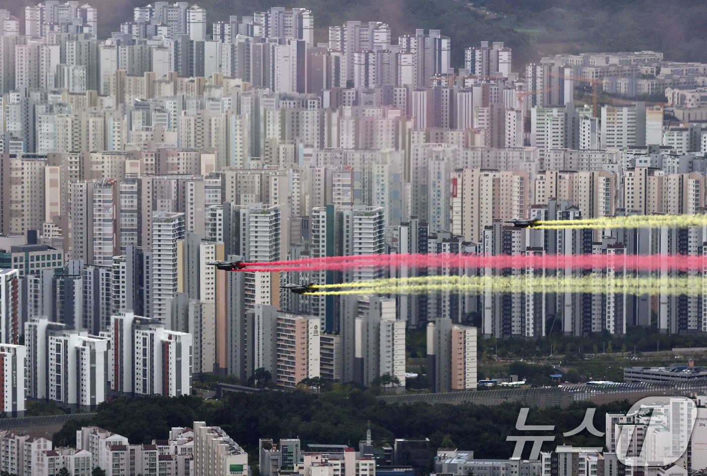 1일 오전 서울 송파구 롯데월드타워 전망대 서울스카이에서 바라본 우리 공군 KF-16 전투기가 제76주년 국군의 날을 기념 축하비행을 하고 있다. 2024.10.1/뉴스1 ⓒ News1 구윤성 기자