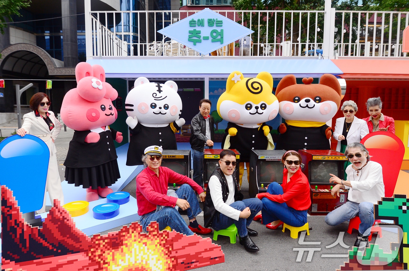 제21회 광주 추억의 충장축제을 앞두고 임택 광주 동구청장과 충장프렌즈, 충장시니어모델들이 축제 홍보를 하는 모습.   2024.10.1/뉴스1 ⓒ News1 이승현 기자