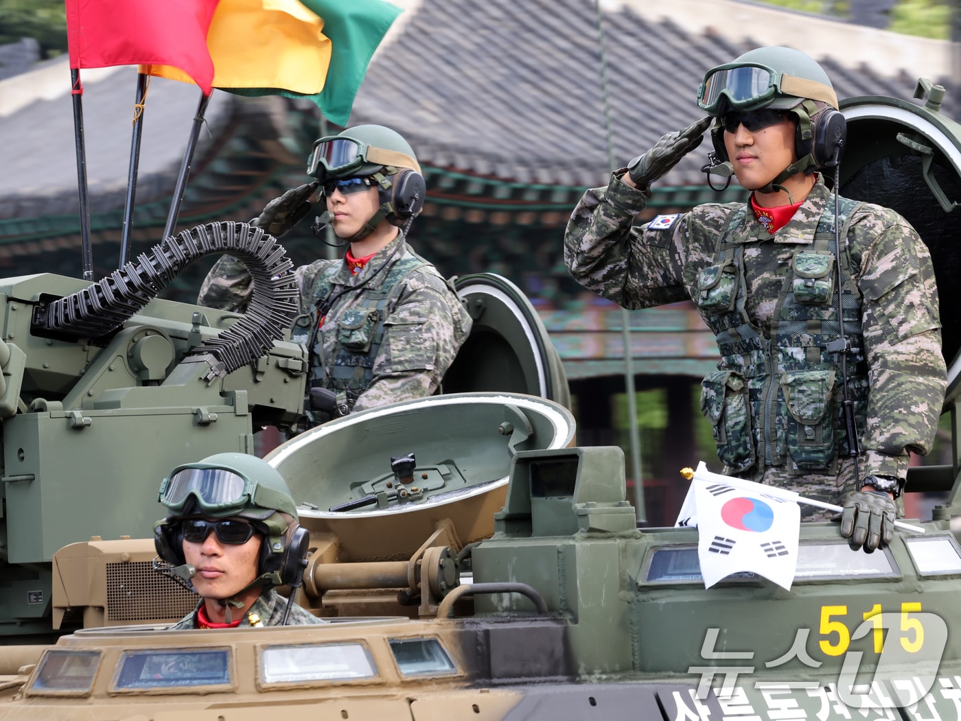 1일 서울 종로구 광화문광장 일대에서 제76주년 국군의 날 시가행진이 펼쳐지고 있다. 국군의 날 시가행진이 2년 연속으로 열리는 건 40년 만이다. 2024.10.1/뉴스1 ⓒ News1 황기선 기자