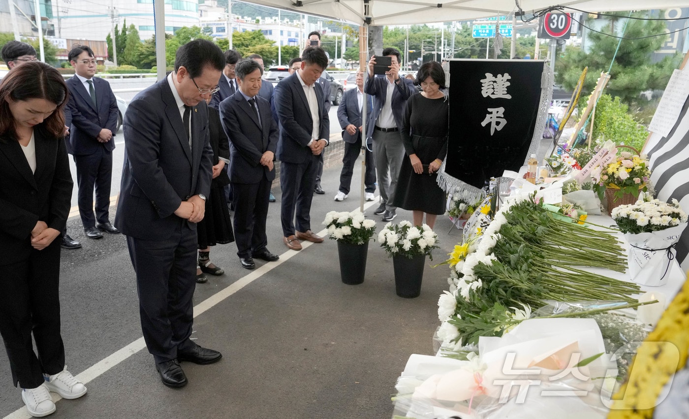 김영록 전남도지사가 1일 오후 순천 도심 길거리서 살해당한 10대 여성의 추모 공간이 마련된 조례동 분향소를 찾아 고인의 넋을 기리고 있다.&#40;전남도 제공&#41; 2024.10.1/뉴스1 