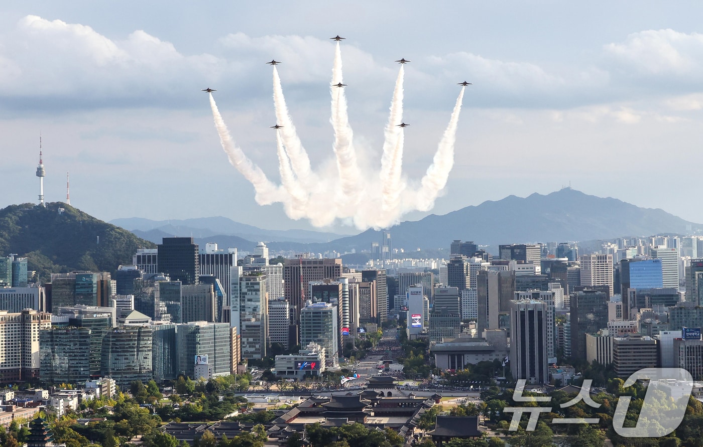 블랙이글스가 1일 서울 광화문 일대에서 열린 국군의날 시가행진 중 축하비행을 하고 있다. (대통령실 제공) 2024.10.1/뉴스1 ⓒ News1 송원영 기자