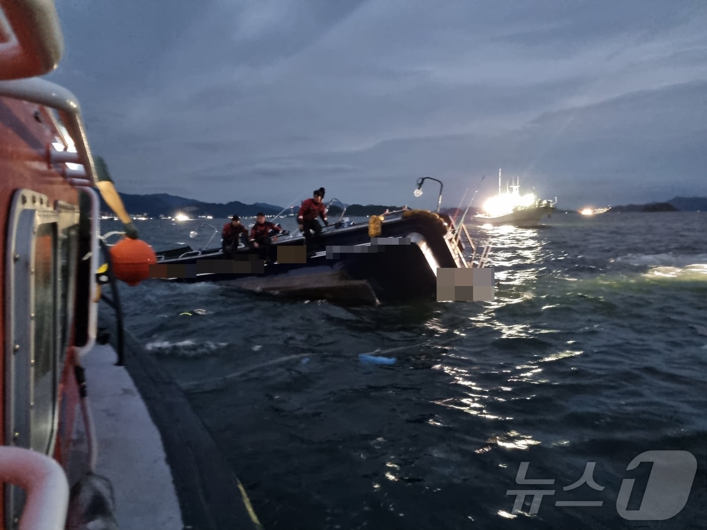 1일 오후 6시쯤 경남 진해 잠도 북방 0.6해리 해상에서 9000톤급 화물선과 4톤급 낚시어선이 충돌했다.&#40;창원해경 제공&#41; 