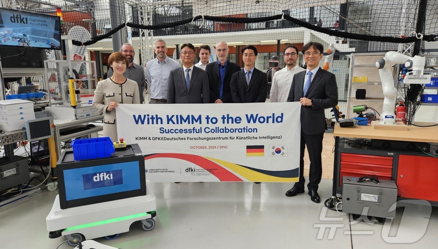 한국기계연구원 김봉기 부원장(왼쪽 네 번째)과 연구진이 9일 독일 인공지능연구소와 로봇용 다중 작업지능 기술 개발 관련 협력 협약을 체결 후 기념촬영을 하고 있다.(KIMM 제공)/뉴스1